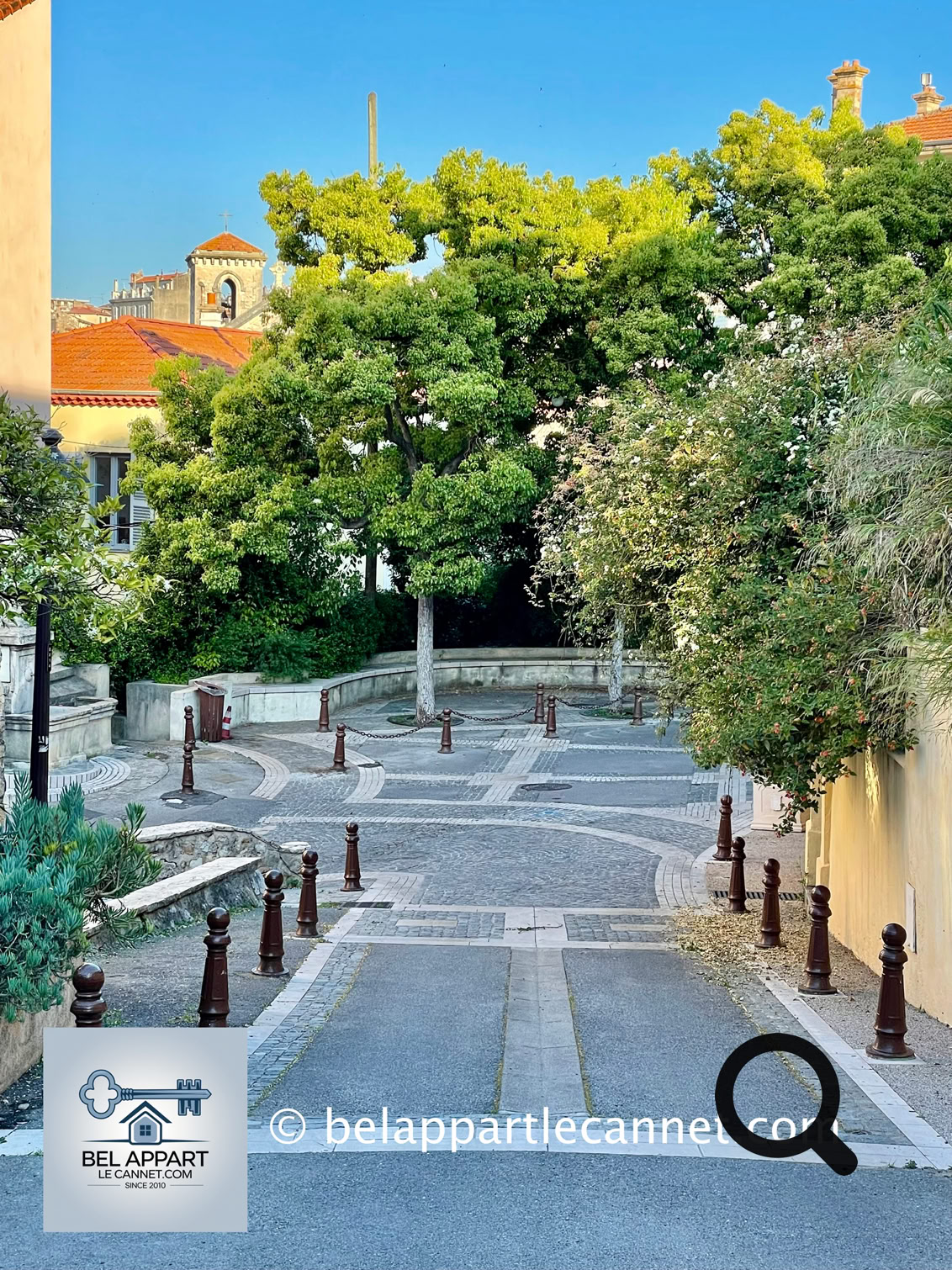 La rue Ardisson est l’une des artères discrètes mais pleines de charme du Cannet, située à la lisière du centre historique. Elle relie le haut de la ville à des quartiers résidentiels paisibles, offrant un cadre typiquement cannetan, entre bâtisses anciennes, jardins méditerranéens et petits commerces de proximité. Elle conserve encore cette atmosphère tranquille et préservée qui fait le charme de la commune. On y ressent la douceur de vivre propre à la Côte d’Azur, avec ses senteurs de pins et d’orangers, ses murets de pierre sèche, et cette lumière si  particulière que Bonnard a tant aimée. 