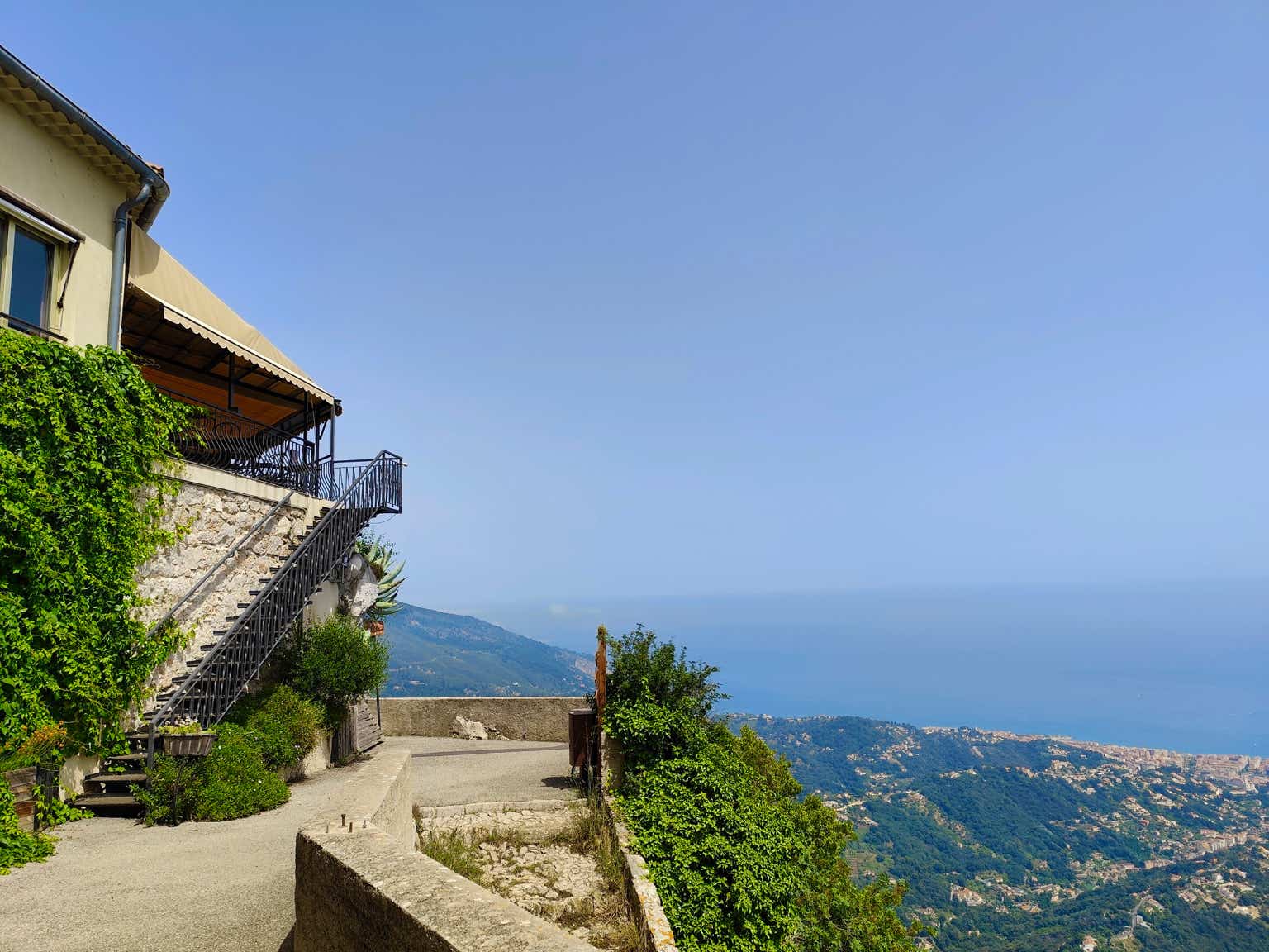 Restaurant perché au sommet du village de Sainte-Agnès, offrant une vue imprenable sur la baie de Menton.