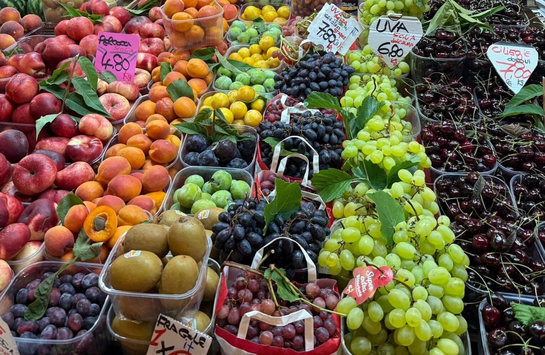 C'est l'un des endroits les plus authentiques et chaleureux de la ville. Situé non loin du centre moderne et des rues commerçantes, il offre une immersion immédiate dans l'ambiance italienne du quotidien.