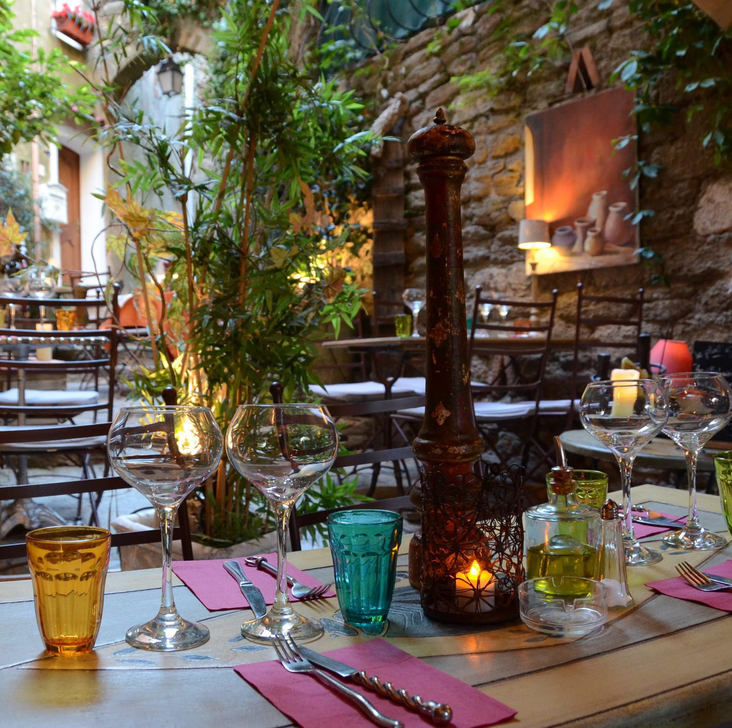 Lou Portaou est un restaurant traditionnel situé dans un ancien bâtiment historique à quelques pas de l'église.  Il est surtout connu pour sa cuisine méditerranéenne, provençale et française, élaborée autour de produits de saison dans un cadre romantique et chaleureux. 