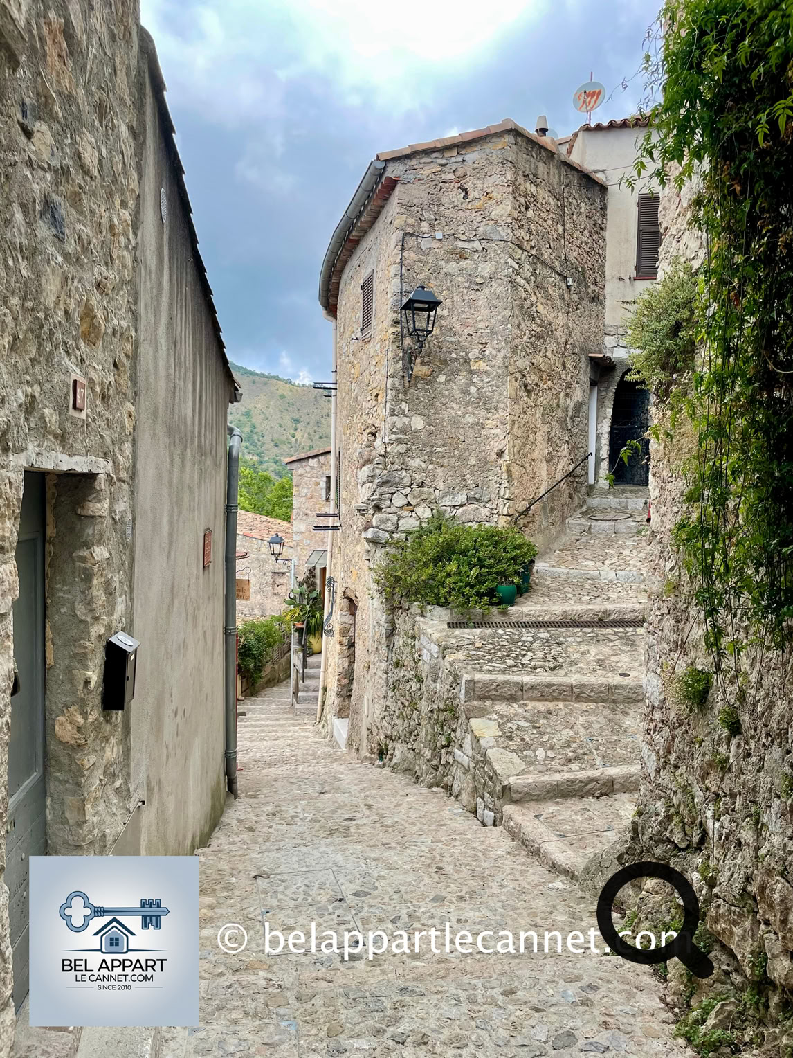 Sainte-Agnès est un charmant village perché situé au-dessus de Menton. Connu pour être l’un des villages fortifiés les plus hauts d’Europe, il culmine à environ 800 mètres d’altitude, offrant des vues spectaculaires sur la mer Méditerranée, la Riviera française et la ville de Menton.  Ce village médiéval est un véritable joyau pour les amateurs d’histoire et de nature. 