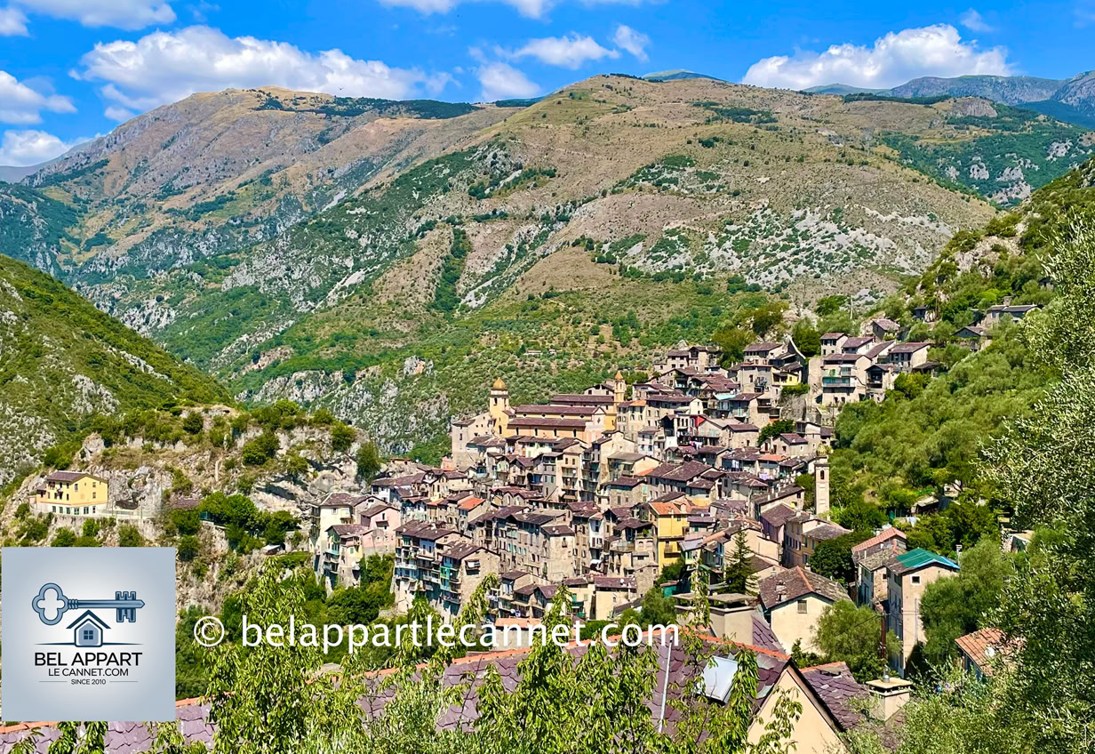 Perché à flanc de montagne dans la vallée de la Roya, au cœur des Alpes-Maritimes, ce village intimiste, un peu isolé dans les montagnes près de la frontière italienne, est l’un de ces lieux rares qui semblent suspendus hors du temps. Saorge déploie ses maisons hautes et colorées en cascade, accrochées aux pentes abruptes, rappelant par son allure certains villages tibétains.