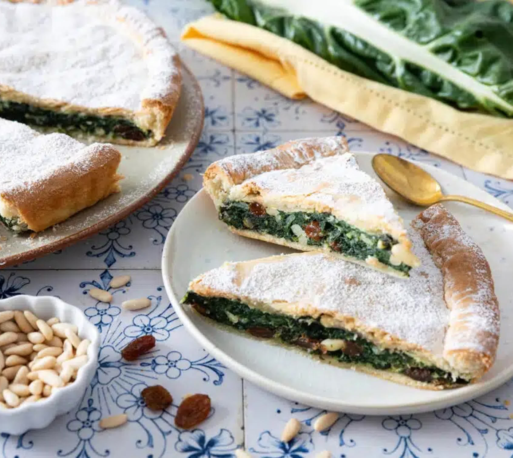 La tourte aux blettes sucrée, appelée tourta de blea en dialecte niçois, est l'un des desserts les plus étonnants et les plus emblématiques de la cuisine niçoise.