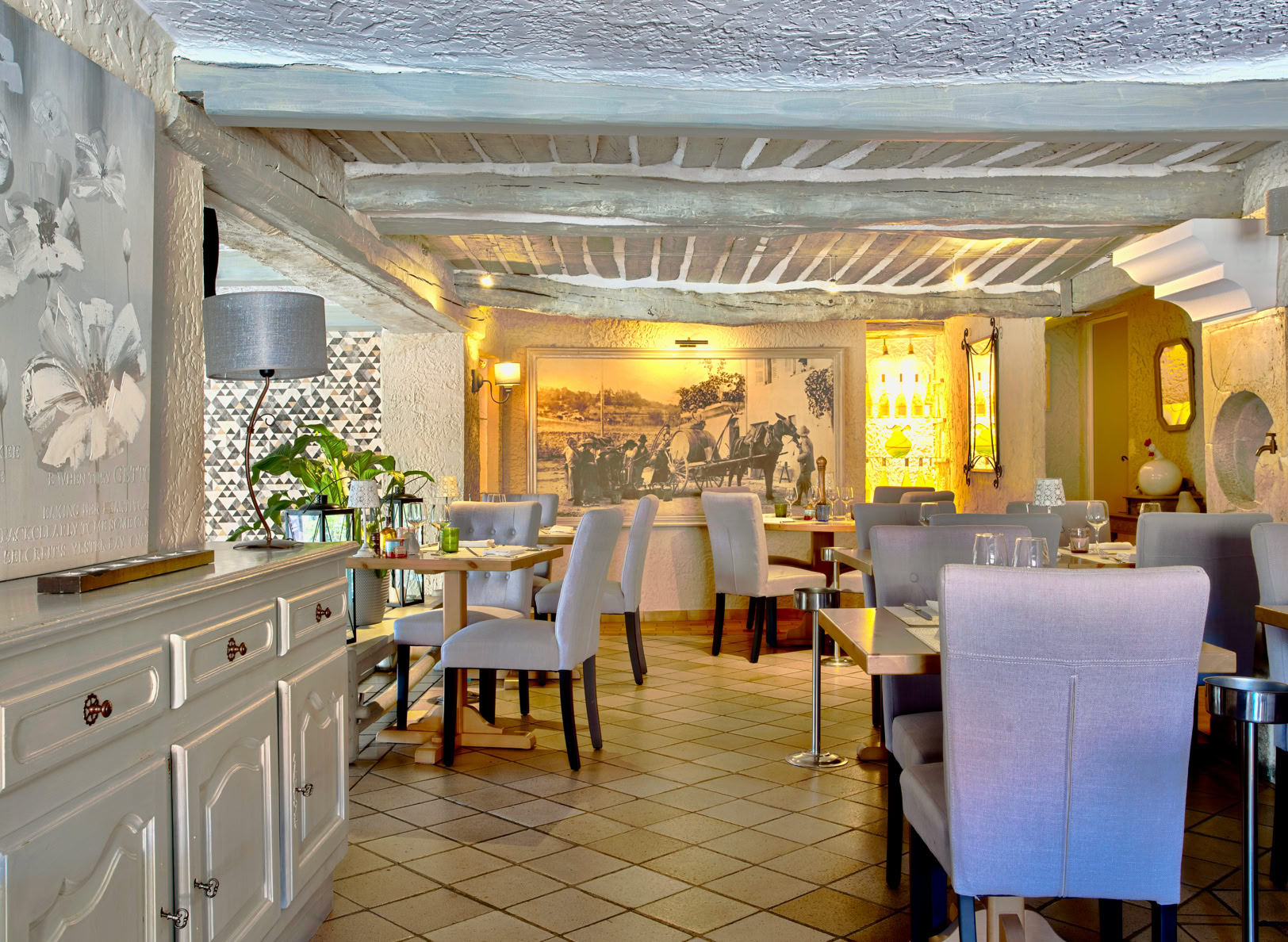 Located in the heart of Cabris, this Provençal inn features a warm and welcoming décor – with exposed stone walls and a shaded terrace. L’Auberge de la Chèvre d’Or, a must-visit in Cabris, offers seasonal, semi-gastronomic, and homemade cuisine in a friendly atmosphere and at very reasonable prices. Perfect for a quality meal without excessive gastronomic formality.