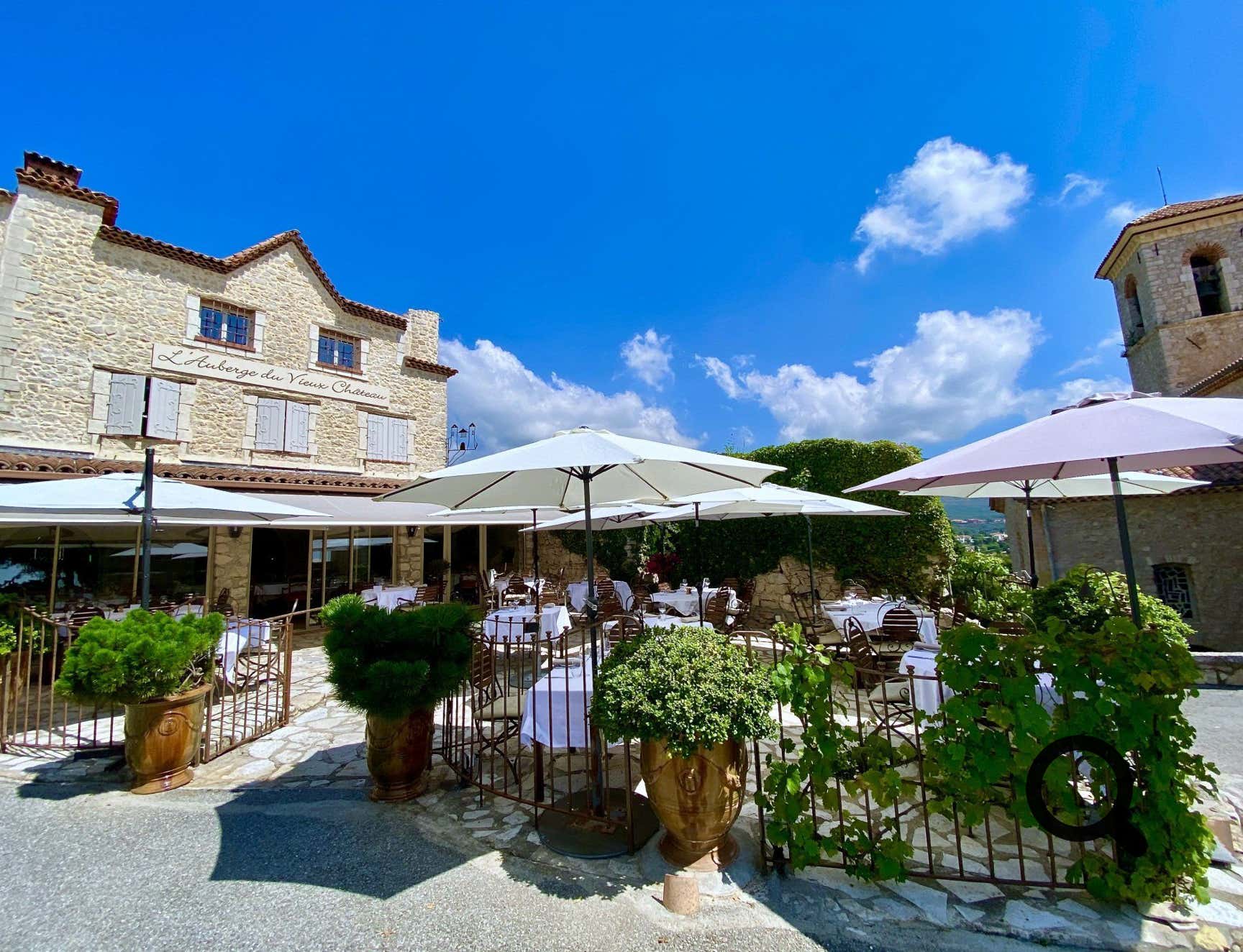 Située sur la Place Mirabeau, cette auberge offre une vue panoramique à 360° sur la Côte d’Azur et le bassin méditerranéen. Le décor conjugue pierres d’antan, sols en pierre de Bourgogne, vaste cheminée d’époque et véranda lumineuse, pour une ambiance alliant histoire, chaleur provençale et élégance.  Dirigée par le chef Tim Cinquin, sa cuisine met en avant des produits de saison et de terroir, alternant terre et mer.  Parfait pour les fins gourmets en quête d’un cadre historique, d’une cuisine provençale raffinée et d’une vue époustouflante — idéale pour un déjeuner ou dîner mémorable à Cabris.