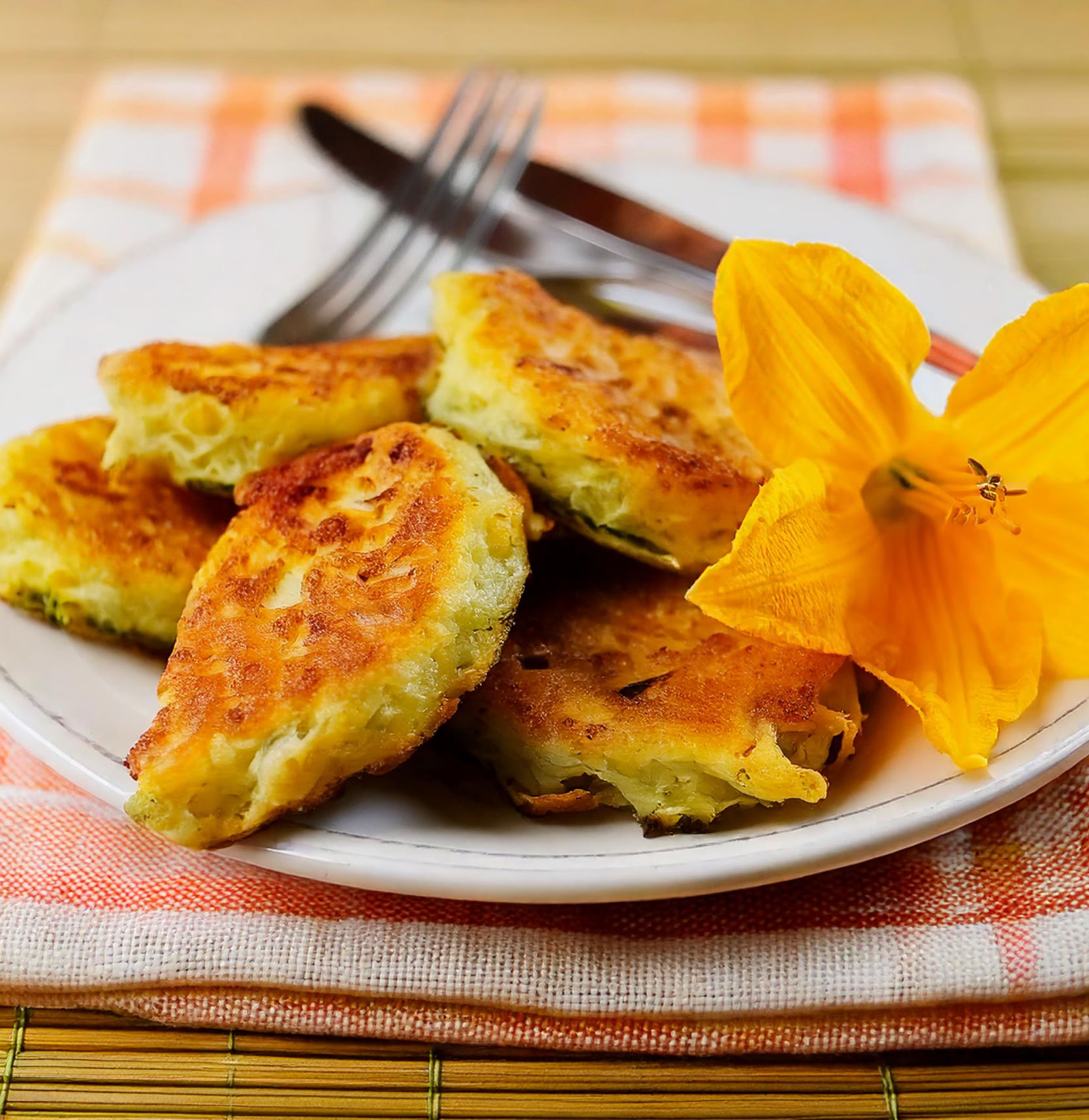 Voilà une des spécialités les plus délicates et emblématiques de la cuisine niçoise et provençale. C’est un plat léger, croustillant et parfumé, souvent servi en entrée, en apéritif ou sur les marchés provençaux, tout juste frits, encore chauds.