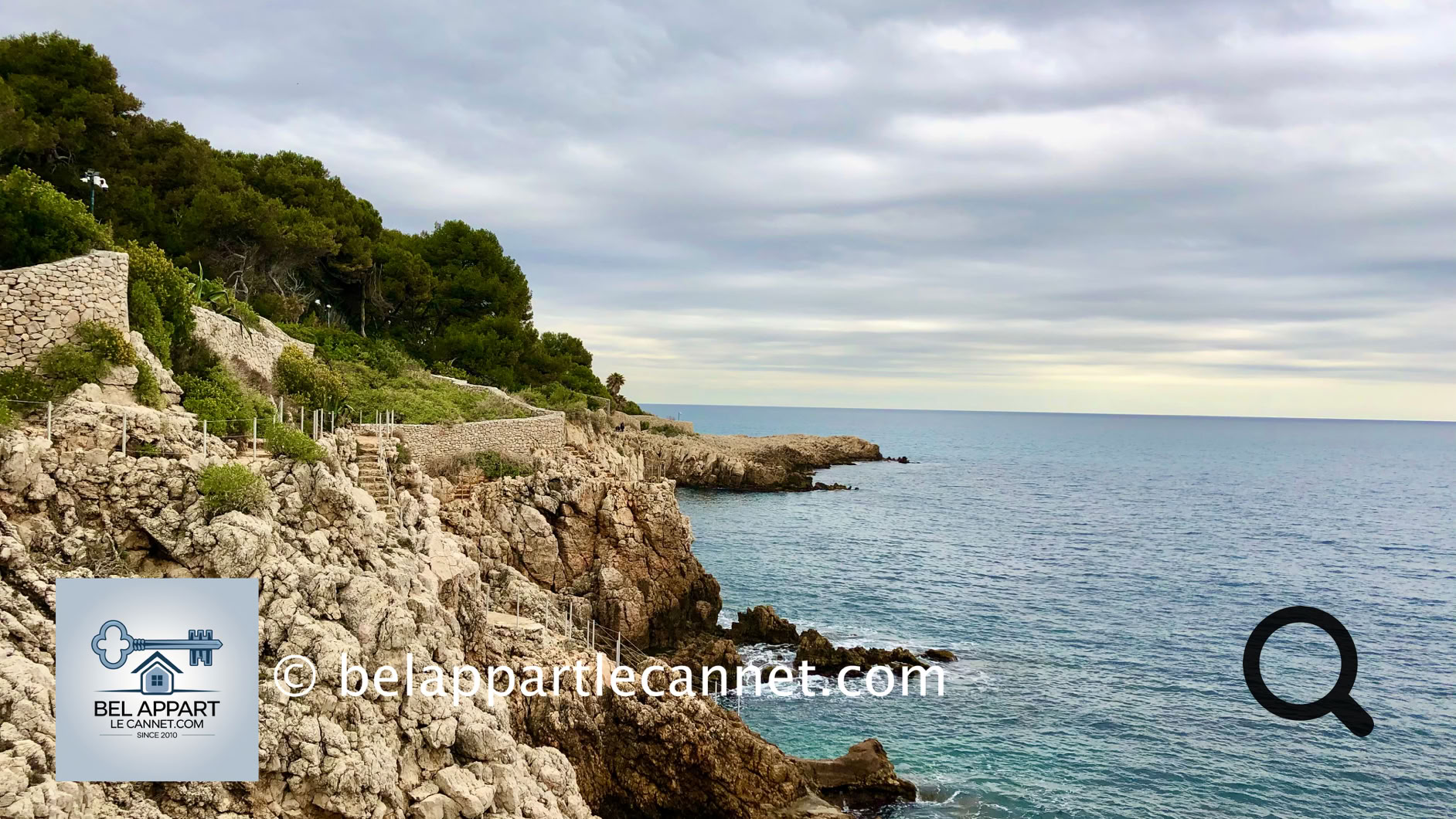 The coastal trail of Cap d’Antibes, also known as the Chemin des Douaniers, is a must-see for nature enthusiasts and lovers of breathtaking landscapes. This approximately 5-kilometer-long hiking path follows the cliffs and wild coves of Cap d’Antibes, offering stunning views of the Mediterranean Sea.
