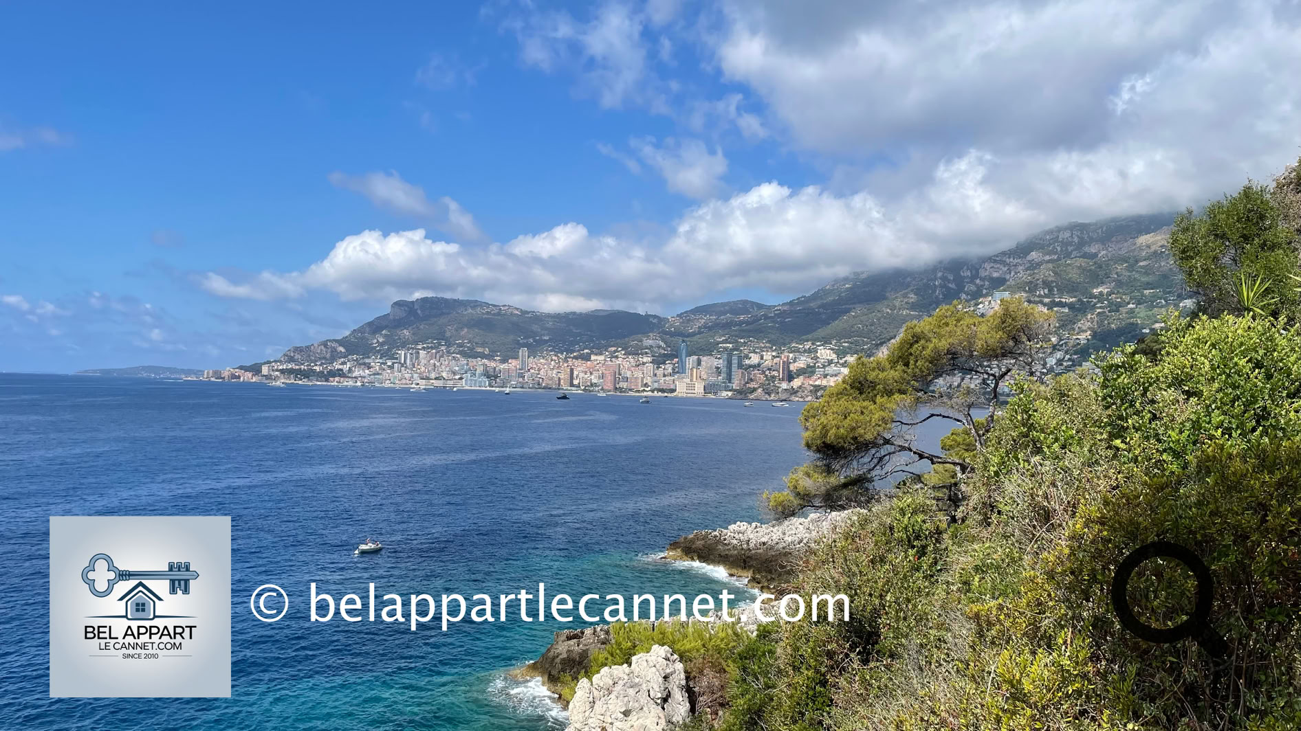 C’est un véritable paradis pour les amateurs de randonnée. Des sentiers balisés serpentent à travers les collines et mènent vers des points de vue à couper le souffle, dominant la Méditerranée et les reliefs environnants.