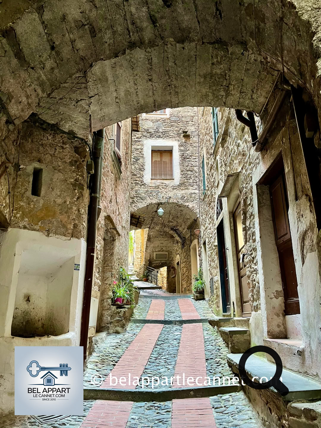 En se promenant dans les ruelles, on découvre une ambiance authentique et paisible typique des villages ligures de l'arrière-pays. Certaines maisons semblent presque suspendues les unes au-dessus des autres, créant un décor très photogénique.