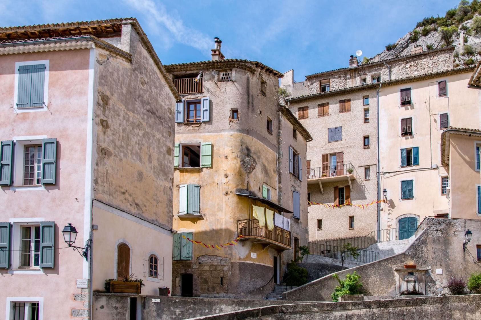 Once through the Royal Gate, the exploration of Entrevaux continues through a true labyrinth of medieval streets. Narrow and cobbled, they wind between tall historic houses built closely together within the protective walls of the town.