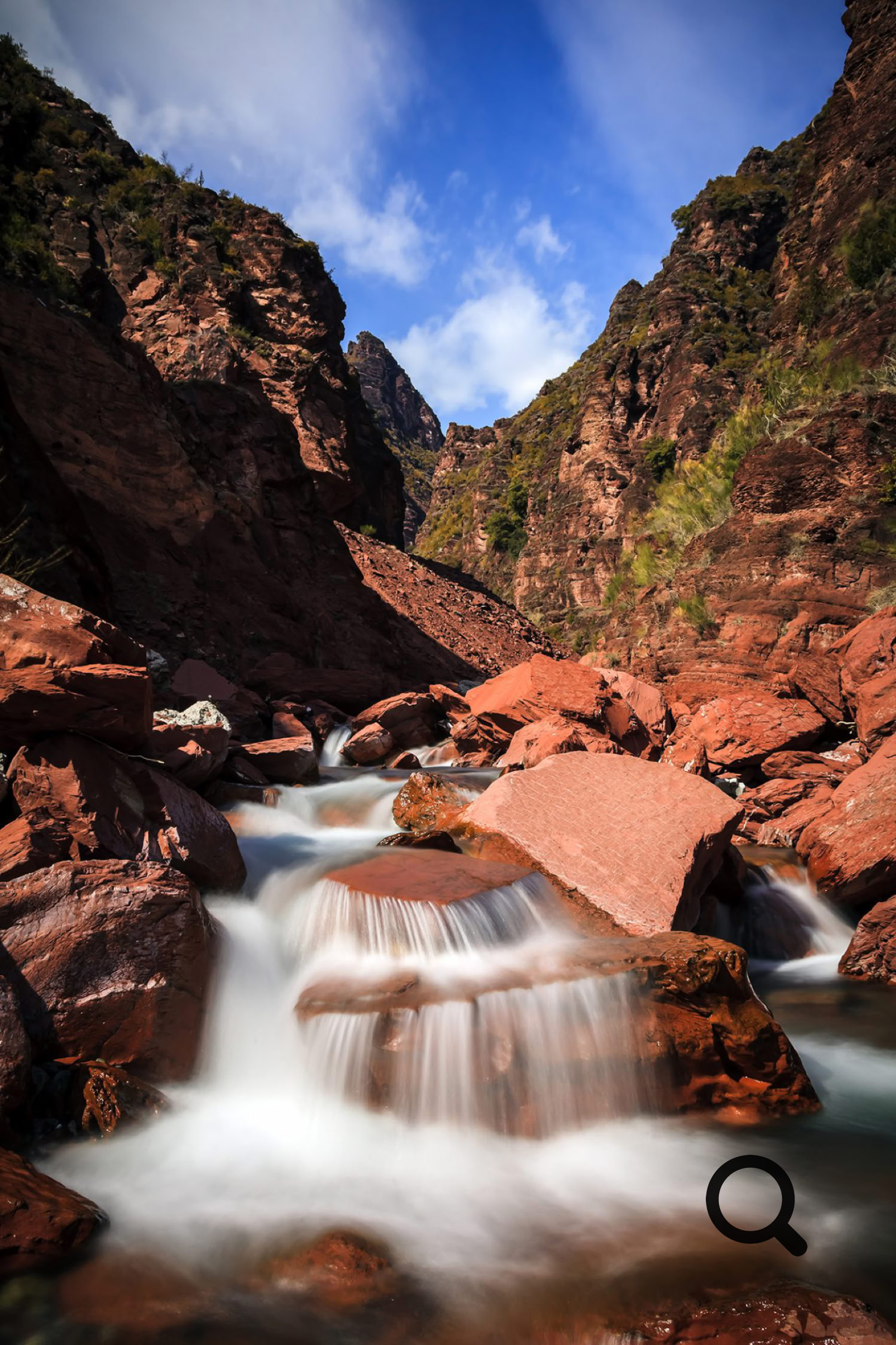 Les gorges du Cians se trouvent au nord de Touët-sur-Var, sur la route qui conduit notamment vers Beuil et Valberg. Elles ont été creusées au fil des millénaires par le Cians, un torrent de montagne qui prend sa source dans les hauteurs du Mercantour avant de rejoindre le Var.
