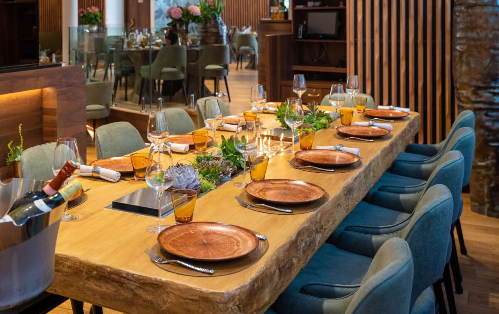 Just steps from the Japanese Garden and the Grimaldi Forum, this chic and trendy brasserie charms guests with its spacious setting, pop accents, and open kitchen. Here, you can enjoy generous, seasonal Provençal cuisine served in a warm and friendly atmosphere. The lunch menu is well worth a try.