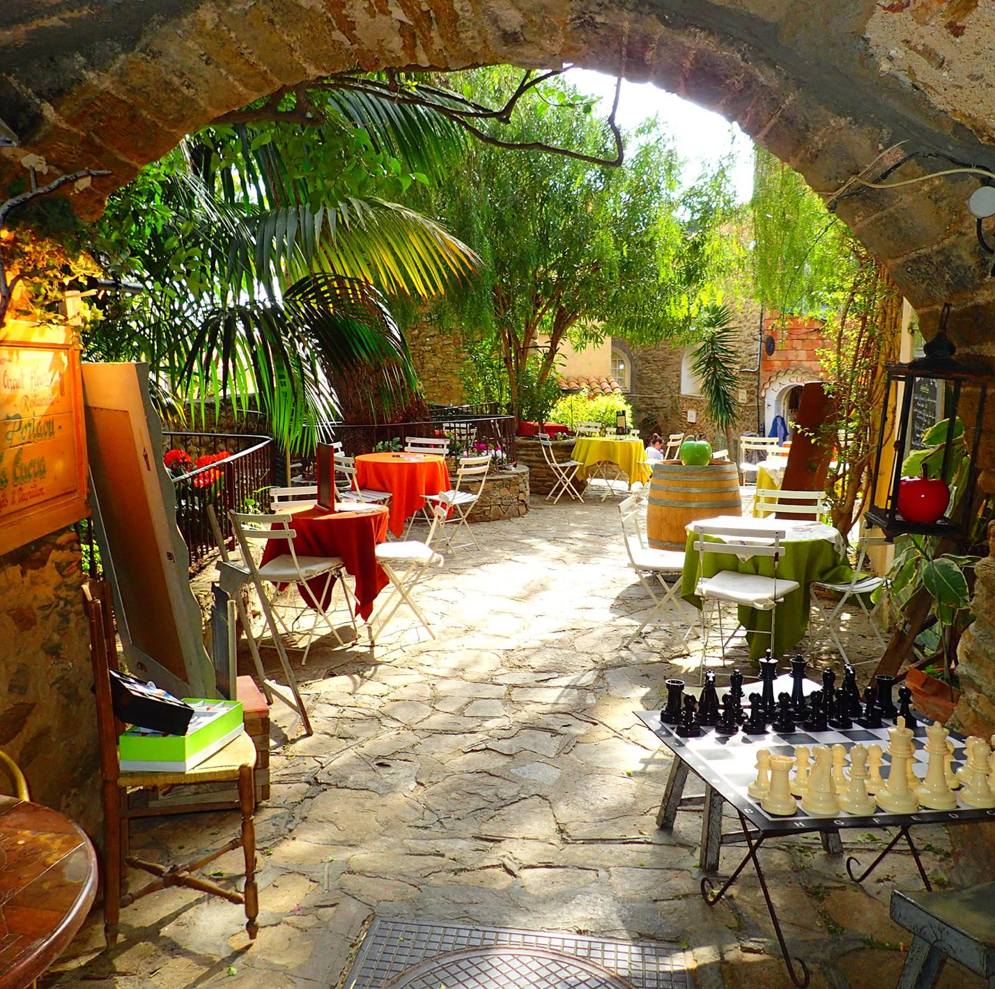 Le Petit Café de la Cueva est un restaurant, bar à vin et bar à tapas.  Son principal atout est son emplacement. Le restaurant se trouve sur la charmante place du Poulid Cantoun, le « joli coin » dont nous parlions dans la visite du village, à proximité de la Tour de l'Horloge et des vestiges des anciens remparts.