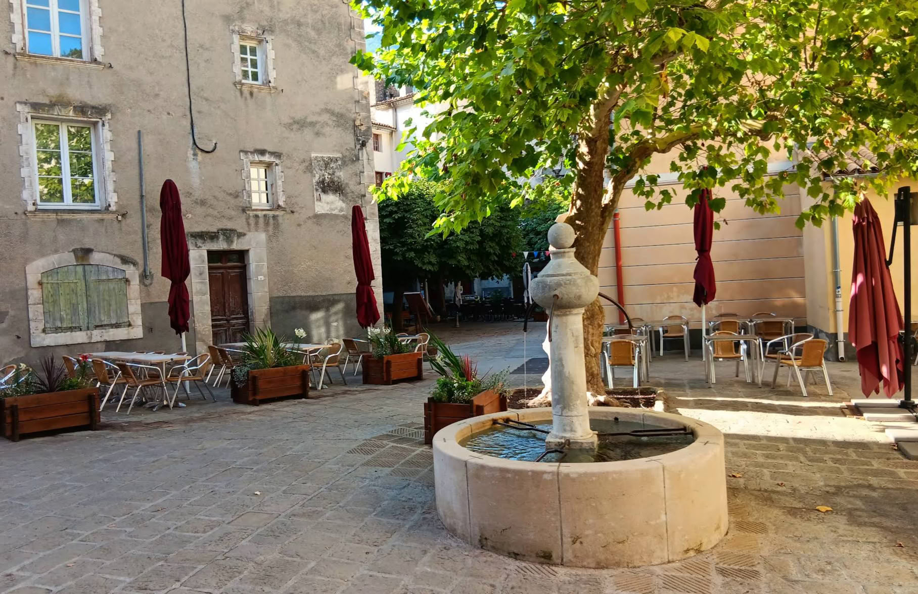 Le Ménestrel Café is a must-visit address in Entrevaux. Located on the charming Place du Planet, in the heart of the fortified town, this welcoming restaurant offers generous homemade cuisine served on a pleasant shaded terrace.