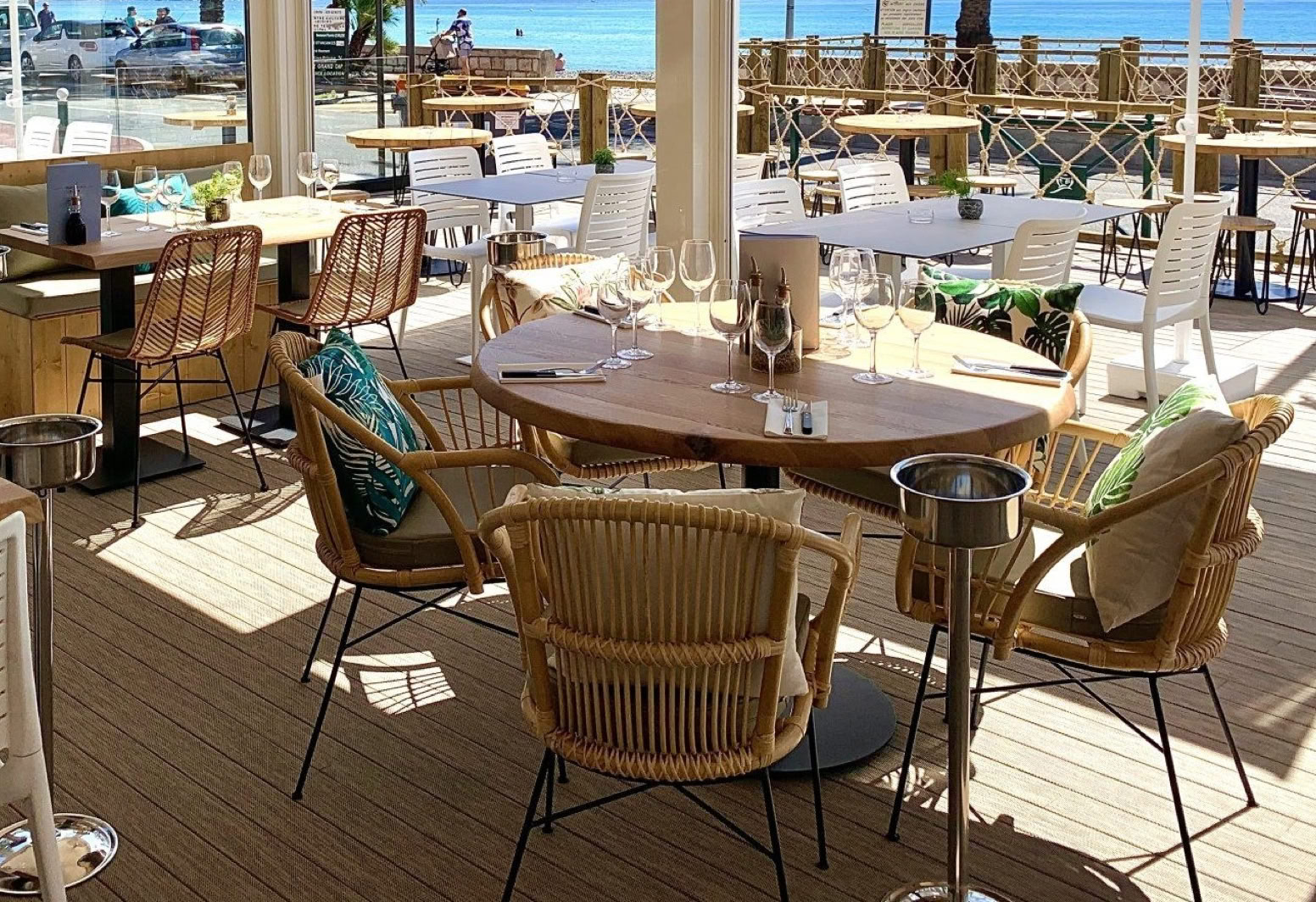 Situé sur la Promenade du Cap Martin, Madame Bleue est un lieu idéal pour se détendre avec une vue imprenable sur la mer. L'ambiance est à la fois chic, bohème et décontractée, parfaitement adaptée à un déjeuner, un dîner romantique ou un brunch ensoleillé.