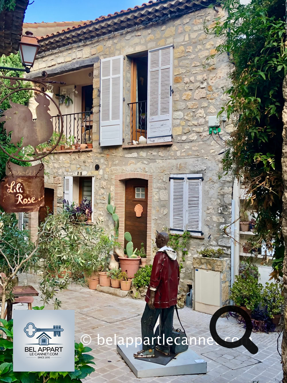 Les ruelles étroites et sinueuses sont bordées de maisons en pierre recouvertes de lierre, de galeries d’art, de boutiques artisanales et de restaurants gastronomiques. Mougins est d'ailleurs réputé pour sa scène culinaire, ayant été un lieu de prédilection de grands chefs comme Roger Vergé. Cela a été un lieu adoré par les célèbres peintres comme Pablo Picasso ou Roger Muhl qui y résidèrent plusieurs années.
