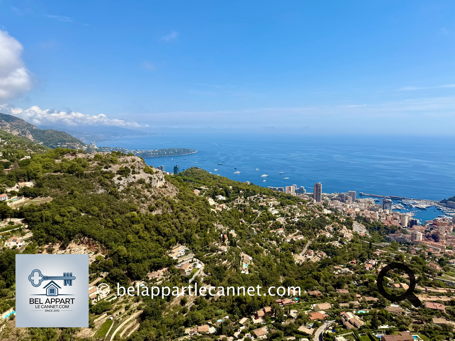La terrasse offre également un magnifique panorama sur La Turbie, les montagnes environnantes, la Principauté de Monaco et la Méditerranée.