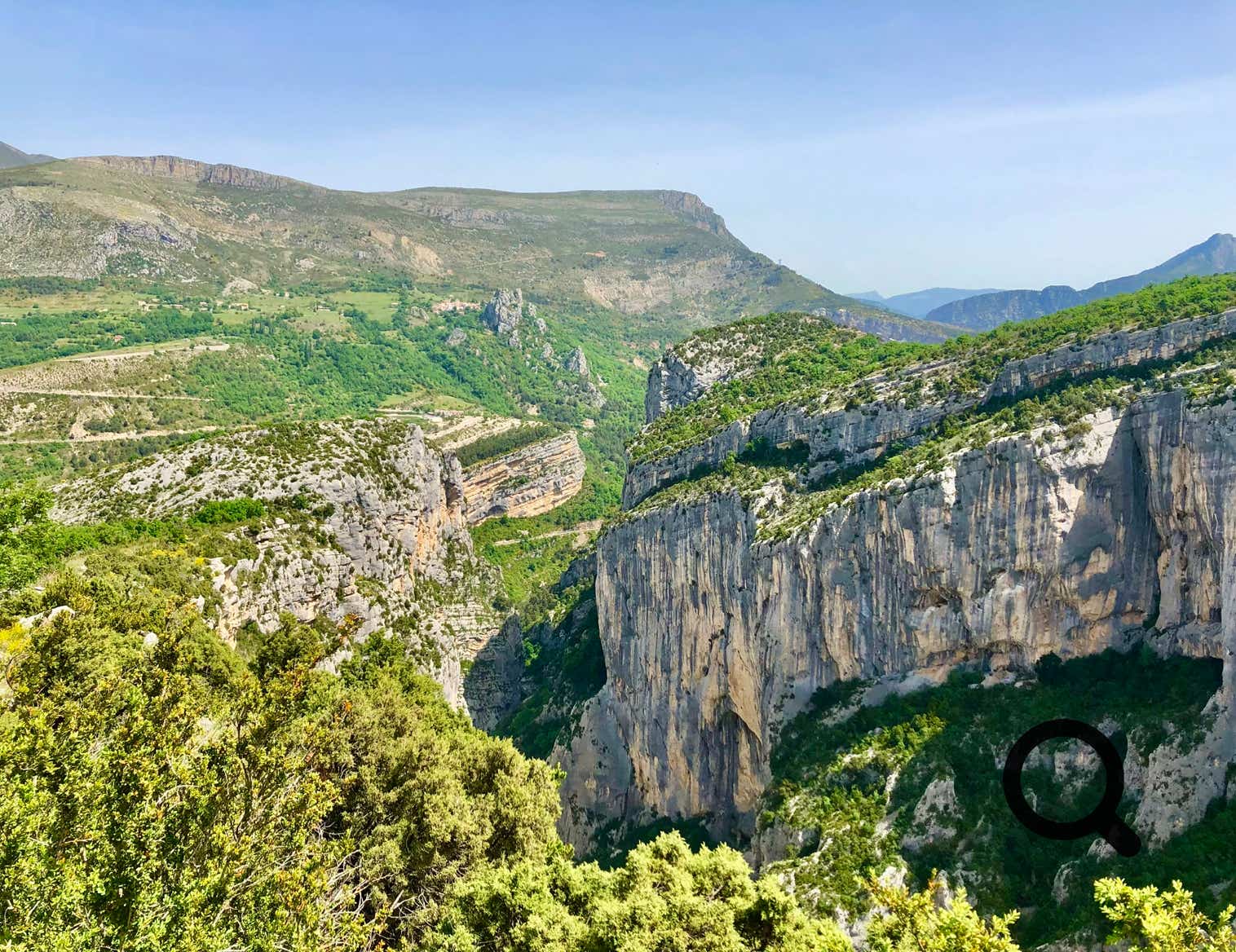 La Route des Crêtes est l’un des meilleurs moyens d’admirer les gorges depuis les hauteurs. Ce circuit panoramique de 23 kilomètres forme une boucle au départ de La Palud-sur-Verdon. Il serpente le long des crêtes, offrant des points de vue vertigineux sur les profondeurs du canyon. La route est ponctuée de 14 belvédères aménagés, comme celui de la Carelle, le Pas de la Baou, ou encore la Dent d’Aire. 
