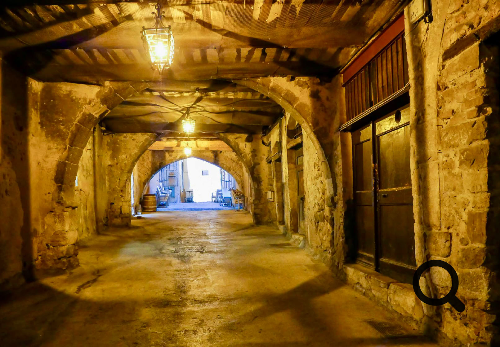 Le vieux Villefranche est un véritable voyage dans le temps avec ses ruelles pavées, ses façades aux couleurs pastel et ses petites places ombragées. Parmi les curiosités, la rue Obscure, une ruelle couverte datant du XIIIᵉ siècle, est une promenade fascinante pour les amateurs d’histoire.