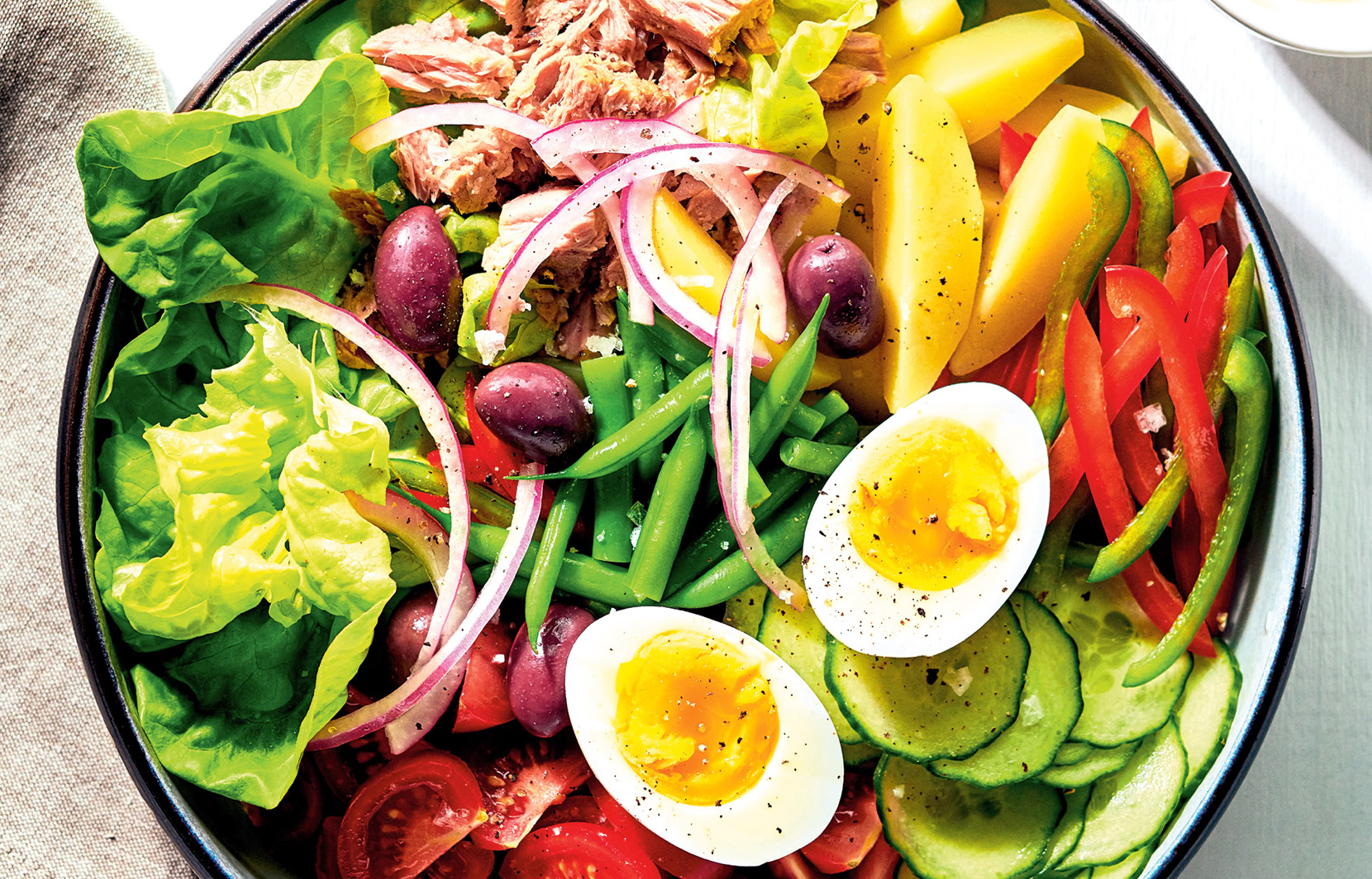 La salade niçoise est un plat typique de la cuisine provençale, originaire de Nice, dans le sud-est de la France. C’est une salade fraîche et colorée, souvent servie en entrée, parfaite pour les chaudes journées d’été. 