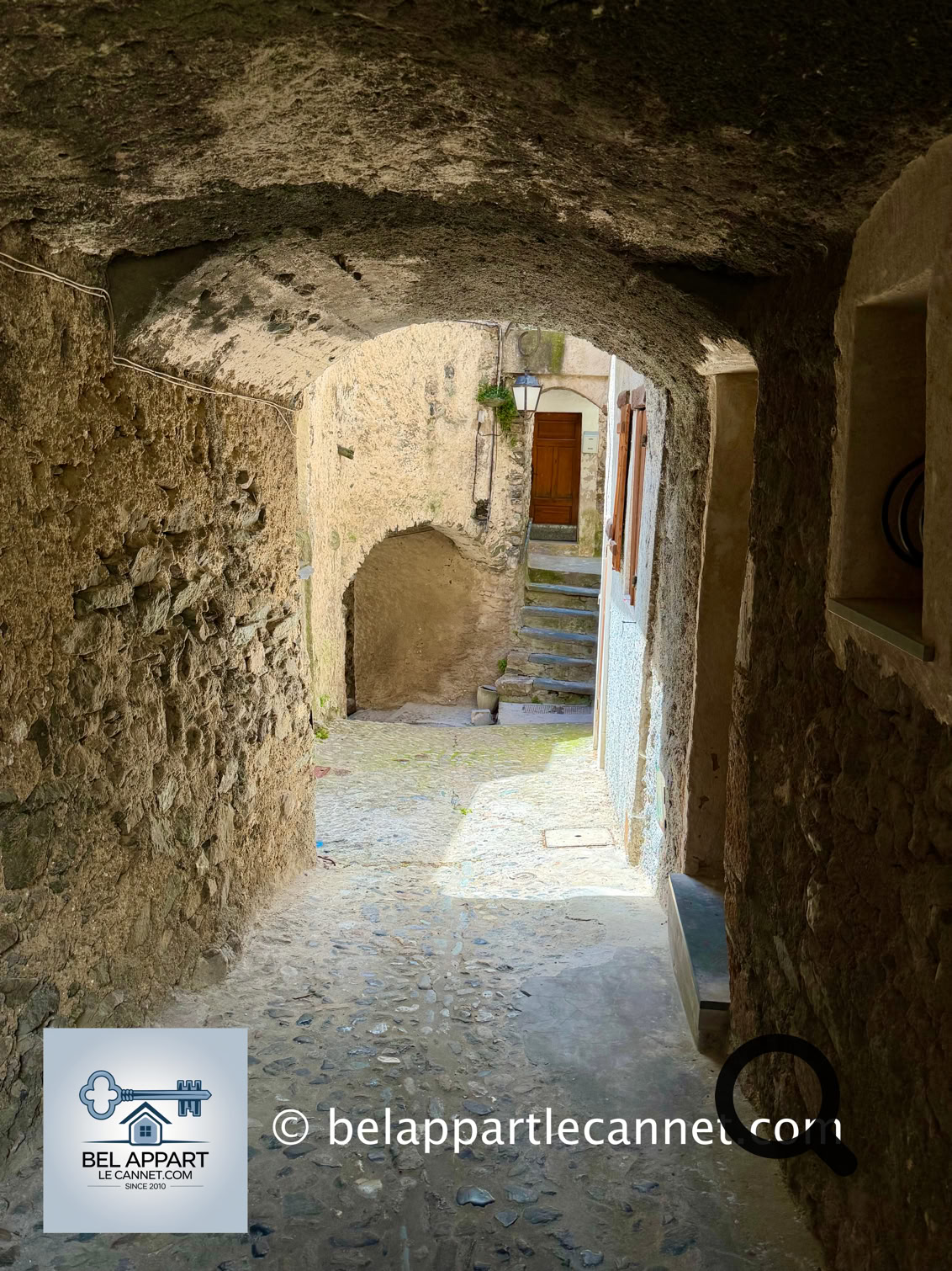 Le village possède un remarquable centre historique médiéval construit en amphithéâtre au-dessus de la Roya. Ses ruelles étroites, appelées « carugiu », serpentent entre les maisons anciennes et relient les différents quartiers du bourg.