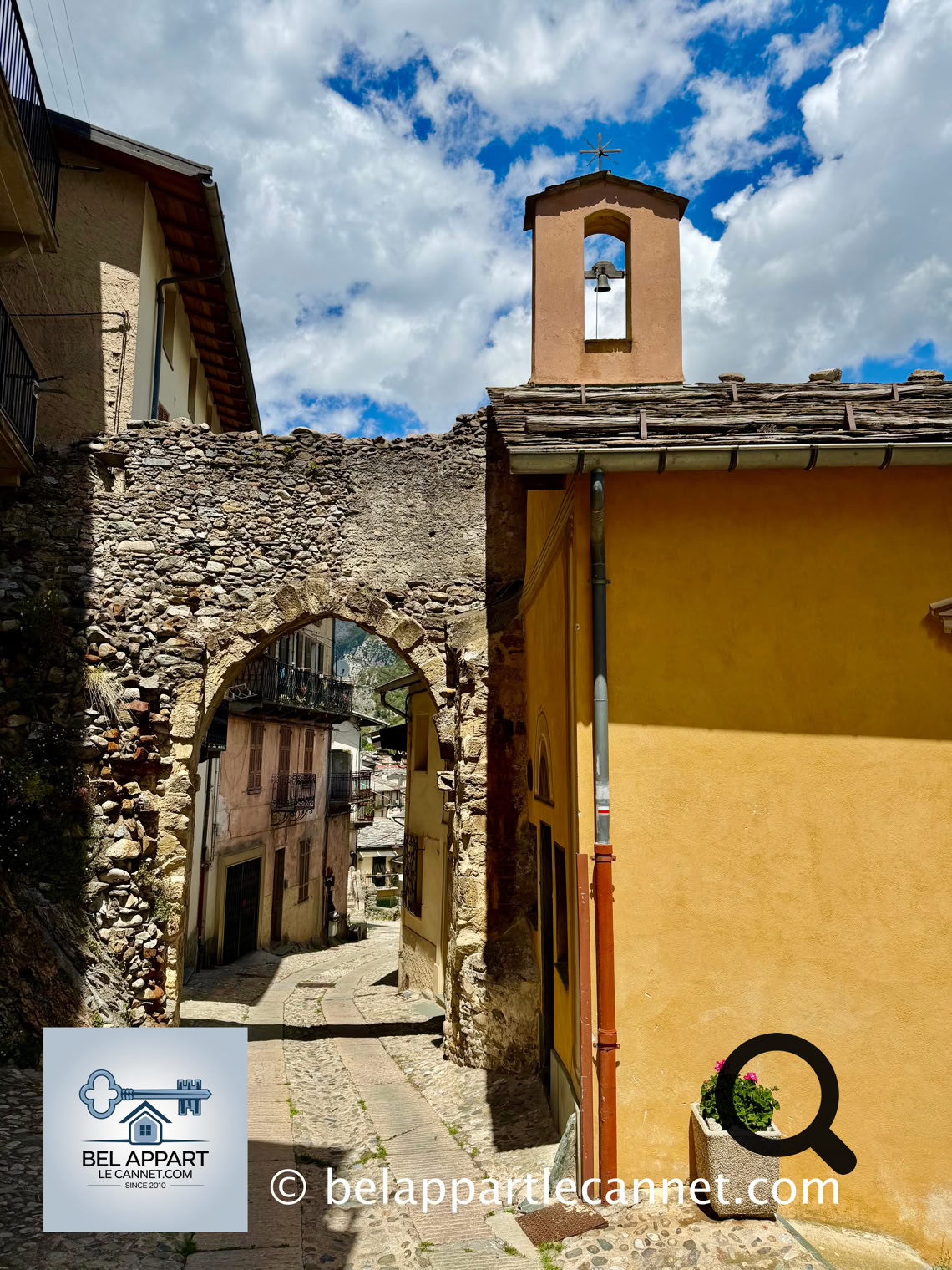 Le village possède un remarquable centre historique médiéval construit en amphithéâtre au-dessus de la Roya. Ses ruelles étroites, appelées « carugiu », serpentent entre les maisons anciennes et relient les différents quartiers du bourg.