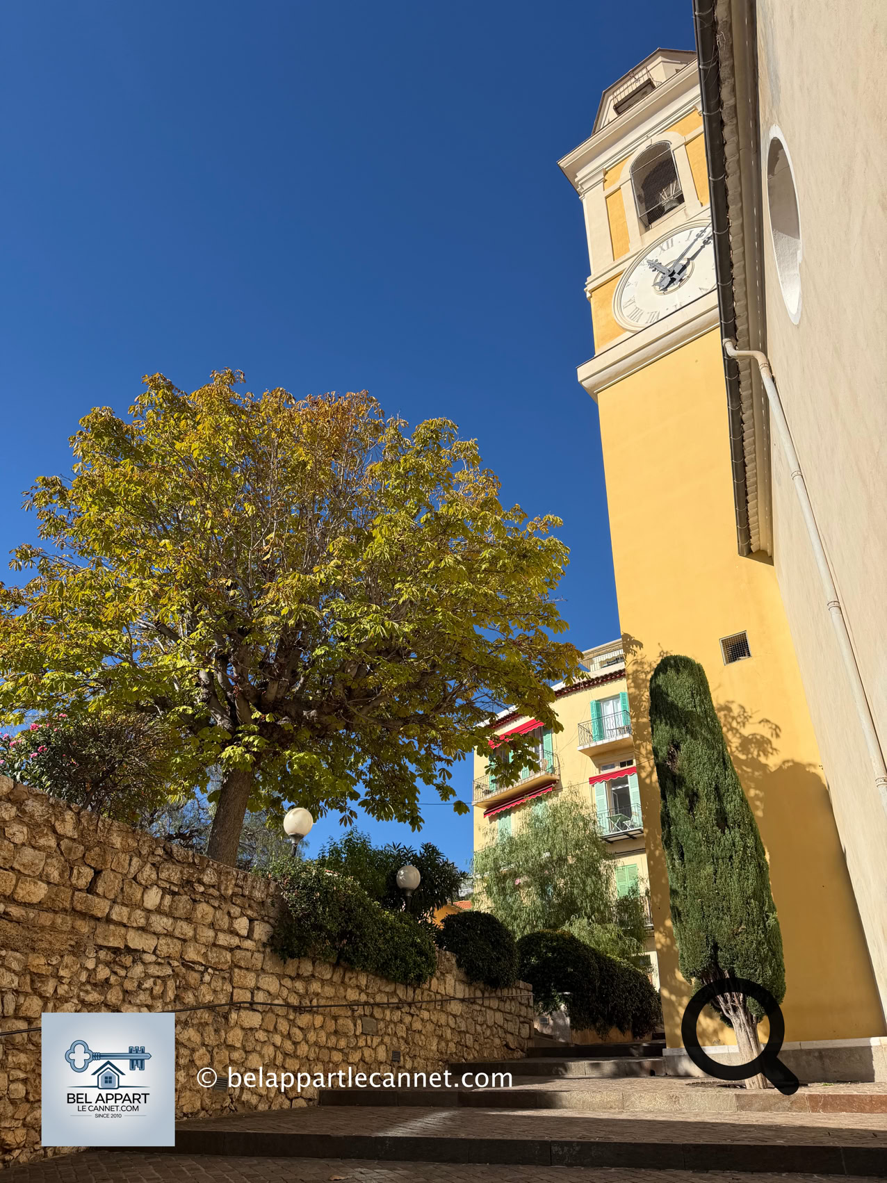 Au cœur du vieux village, ne manquez pas de découvrir l'église Saint-Michel, construite au XVIIIe siècle et achevée en 1757. Son architecture baroque d'inspiration italienne témoigne des liens historiques entre le comté de Nice et la maison de Savoie.