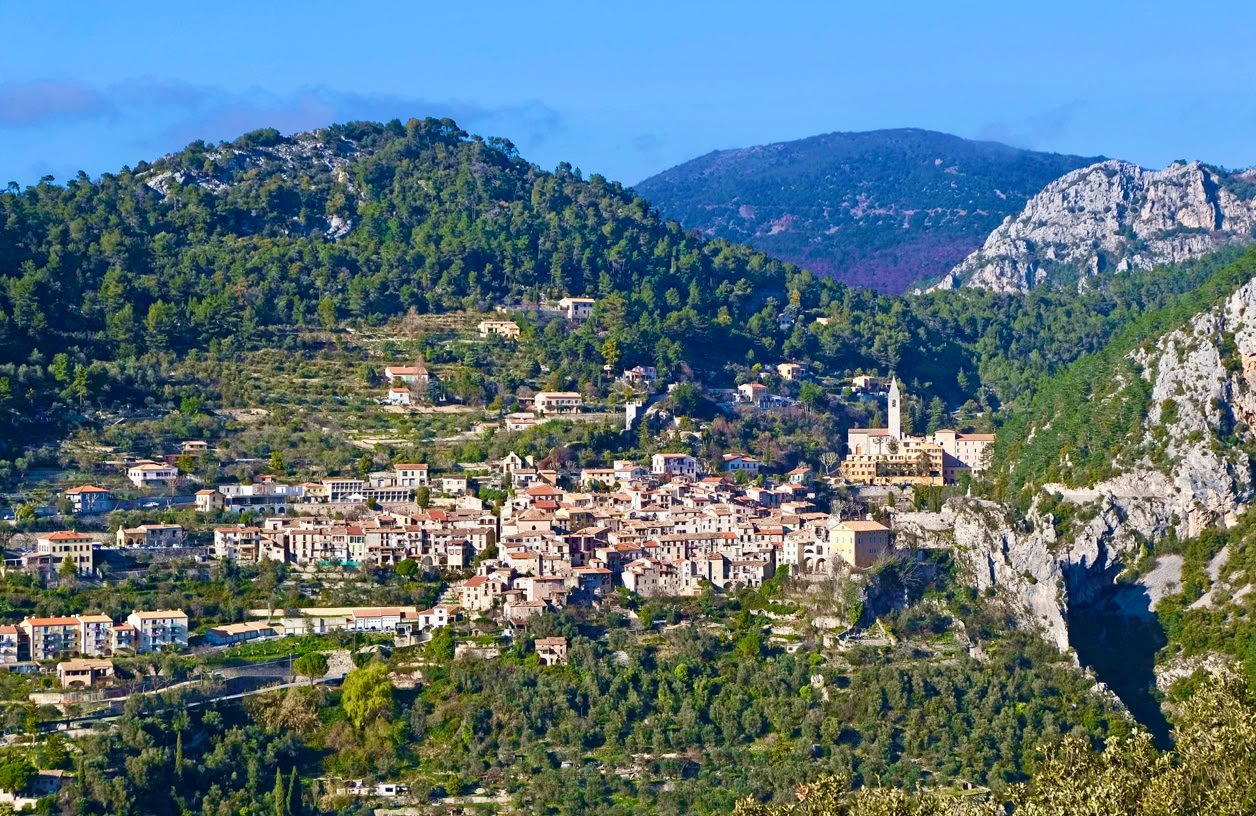 Somewhat isolated amid a landscape of mountains, olive groves and limestone cliffs, Peille seems almost suspended above the valley. Unlike some of the more touristy villages on the French Riviera, Peille has managed to preserve its peaceful atmosphere, with its old stone houses huddled closely together, vaulted passageways, stone staircases and narrow, winding streets.