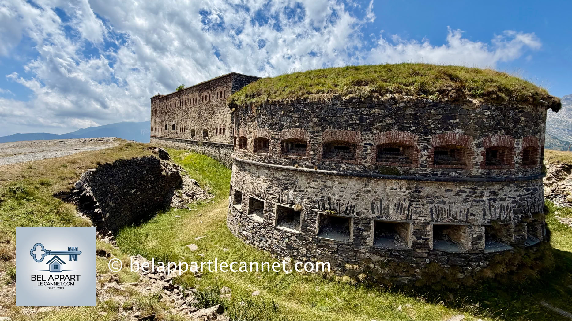 À son sommet se trouve le célèbre Fort Central, imposante forteresse perchée à plus de 1 900 mètres d'altitude. Entouré de ses anciens bâtiments militaires en pierre, le fort domine toute la vallée dans un décor spectaculaire de haute montagne. 