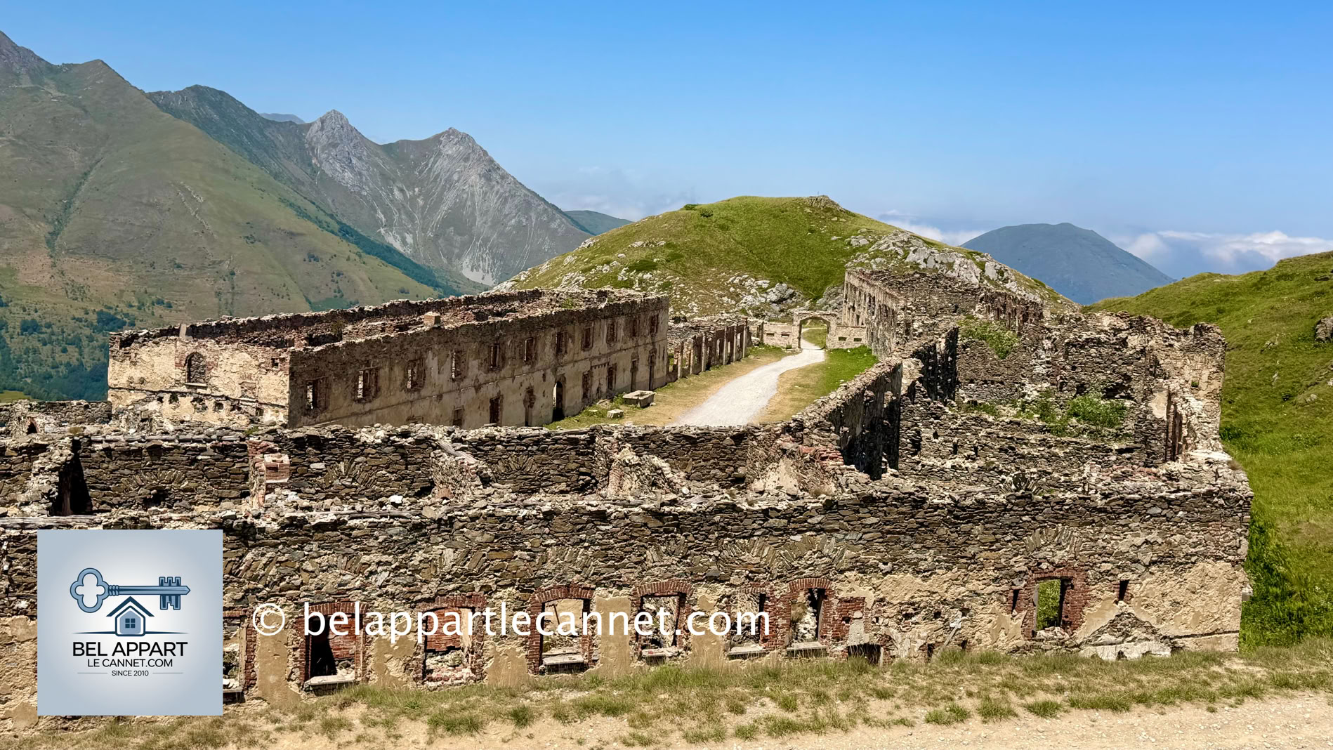 À son sommet se trouve le célèbre Fort Central, imposante forteresse perchée à plus de 1 900 mètres d'altitude. Entouré de ses anciens bâtiments militaires en pierre, le fort domine toute la vallée dans un décor spectaculaire de haute montagne. 
