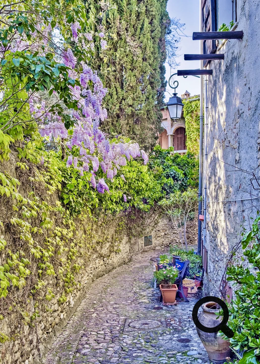 Perché sur la colline du château dominant la ville de Cagnes-sur-Mer, le Haut-de-Cagnes est l'un des plus beaux villages médiévaux de la Côte d'Azur.