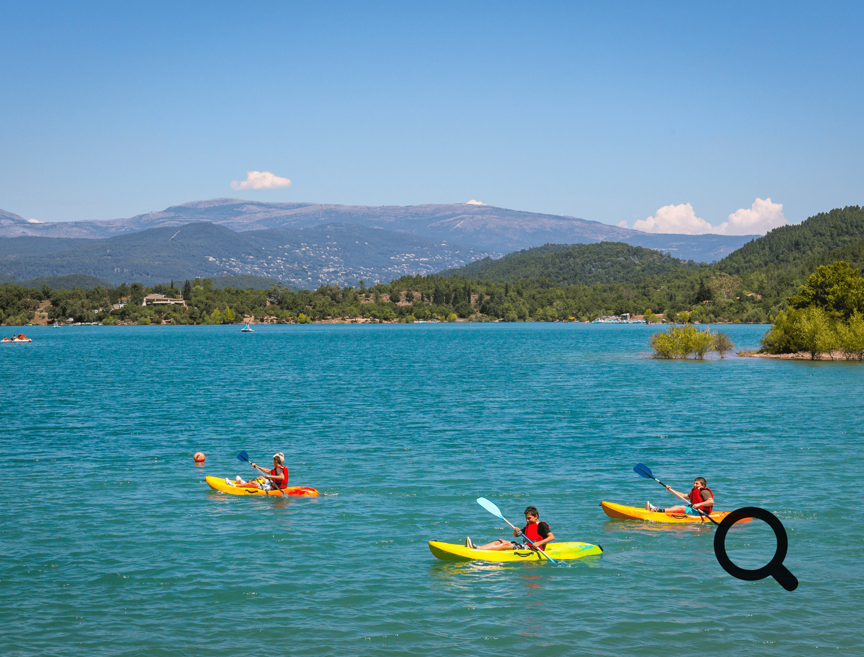 Passer une journée au lac de Saint-Cassien, c’est s’offrir une vraie bouffée d’air frais entre nature, détente et activités ludiques. Ce grand lac artificiel, niché dans les collines entre le Var et les Alpes-Maritimes, est l’un des meilleurs coins pour s’échapper du tumulte de la Côte d’Azur sans aller trop loin. Le cadre est exceptionnel : des eaux calmes entourées de forêts de pins et de chênes, une atmosphère paisible, et un panorama qui change à chaque heure du jour. On peut s’y baigner, faire du pédalo, du paddle, du kayak ou simplement s’allonger au soleil. Les enfants adorent les parcs aquatiques gonflables flottants, pendant que les adultes se relaxent sur les plages.