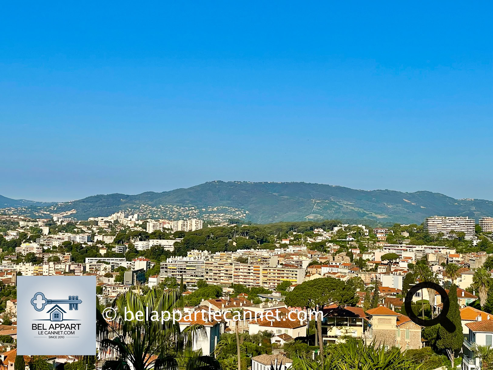 Depuis les hauteurs du Cannet, le regard embrasse un panorama exceptionnel : d’un côté, la Méditerranée étincelante, la baie de Cannes et les îles de Lérins ; de l’autre, les reliefs vallonnés de l’arrière-pays provençal, parsemés de pins, d’oliviers et de cyprès. Les petites ruelles en pente, les terrasses ensoleillées et les belvédères naturels offrent de superbes points de vue tout au long de la promenade.