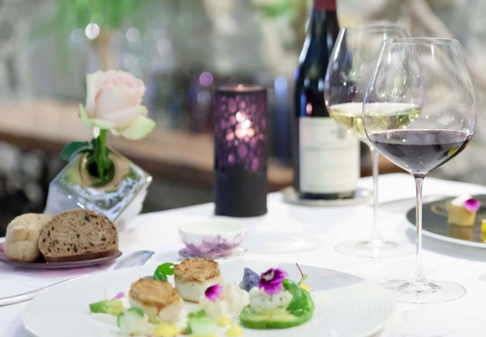 Perched on the ramparts of the old town, between the Picasso Museum and the Provençal market, this charming house exudes the essence of Provence! The fig tree that graces the patio is a testament to that. It is here, in the heart of this historic place, that Christian Morisset, whose curly mustache has become a symbol of Antibes, finds his inspiration.