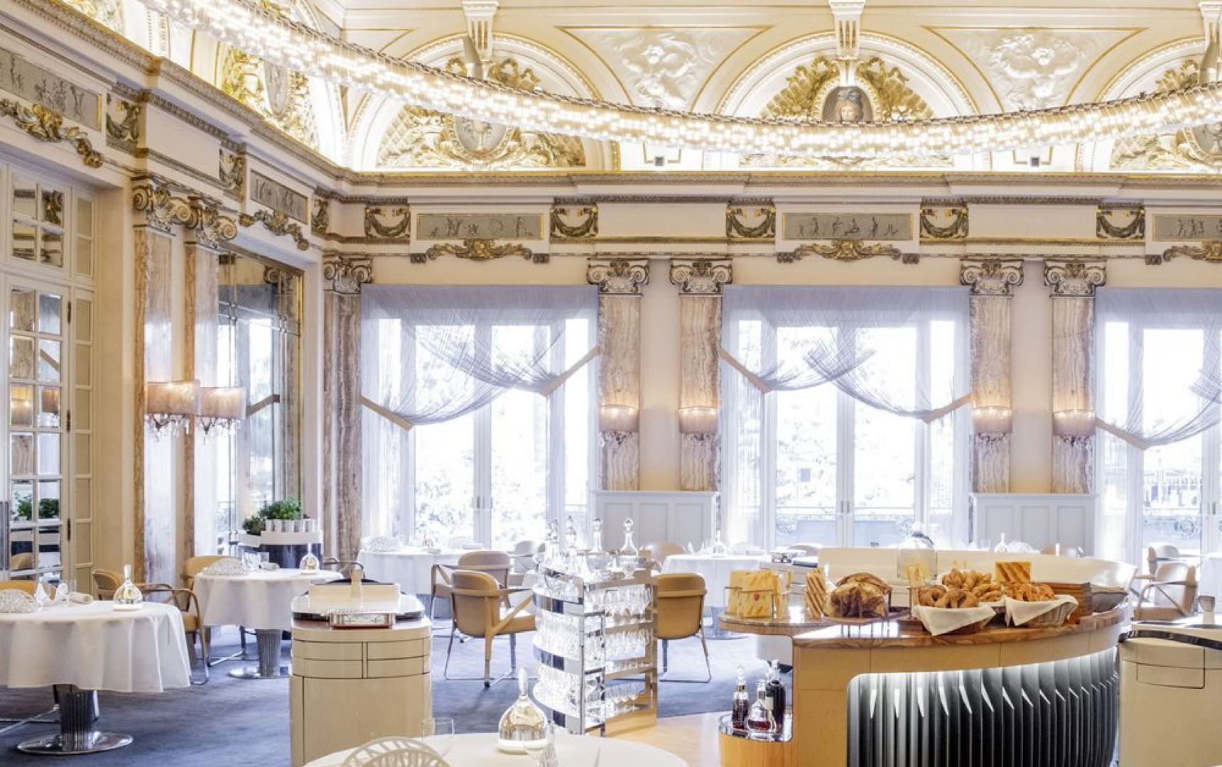 It’s impossible to speak of Le Louis XV without mentioning Alain Ducasse.  A visionary chef and global icon of gastronomy, he embodies Mediterranean excellence through an empire of over 30 establishments. In Monaco, his signature is brilliantly brought to life by Emmanuel Pilon, who elevates each ingredient with rare precision — a vibrant tribute to the Mediterranean.