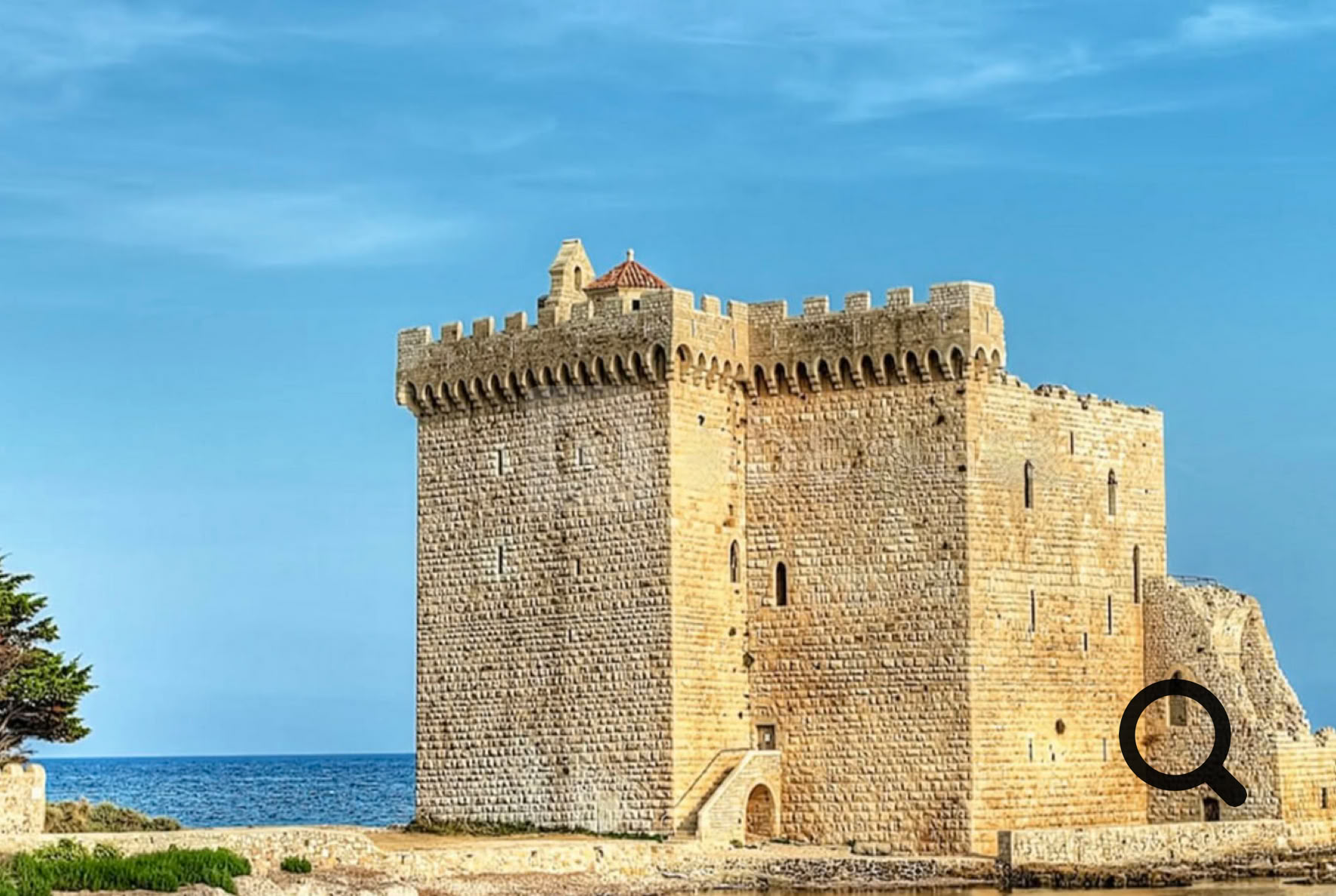 At the southern tip of the island stands a fortified monastery from the 11th century, the emblem of the site. It is an exceptional historical and spiritual gem, blending defensive architecture with monastic life. Built in 1073 by Abbot Aldebert II, this tower-monastery combines cloisters, chapels, monks’ cells, and a refectory. It was constructed on elevated ground to enhance its defense against Saracen invasions.