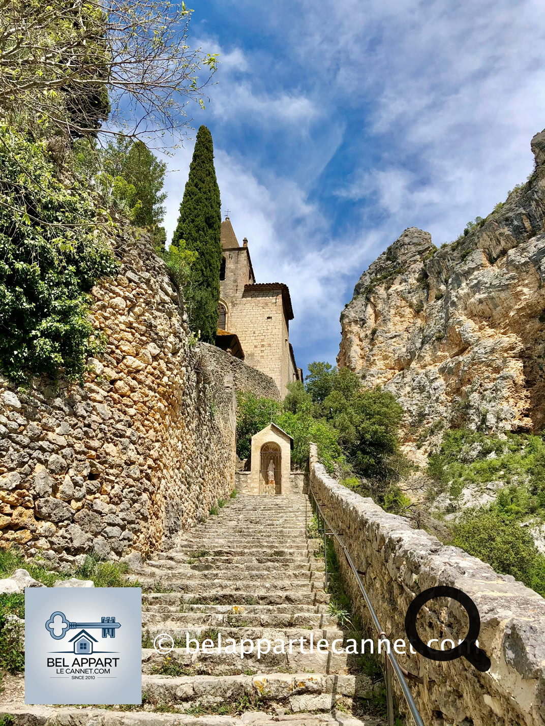 Perchée à 830 m d’altitude, la chapelle Notre‑Dame‑de‑Beauvoir surplombe majestueusement le village, coincée entre deux falaises, offrant une vue spectaculaire depuis le sommet du chemin de croix chapelles. 