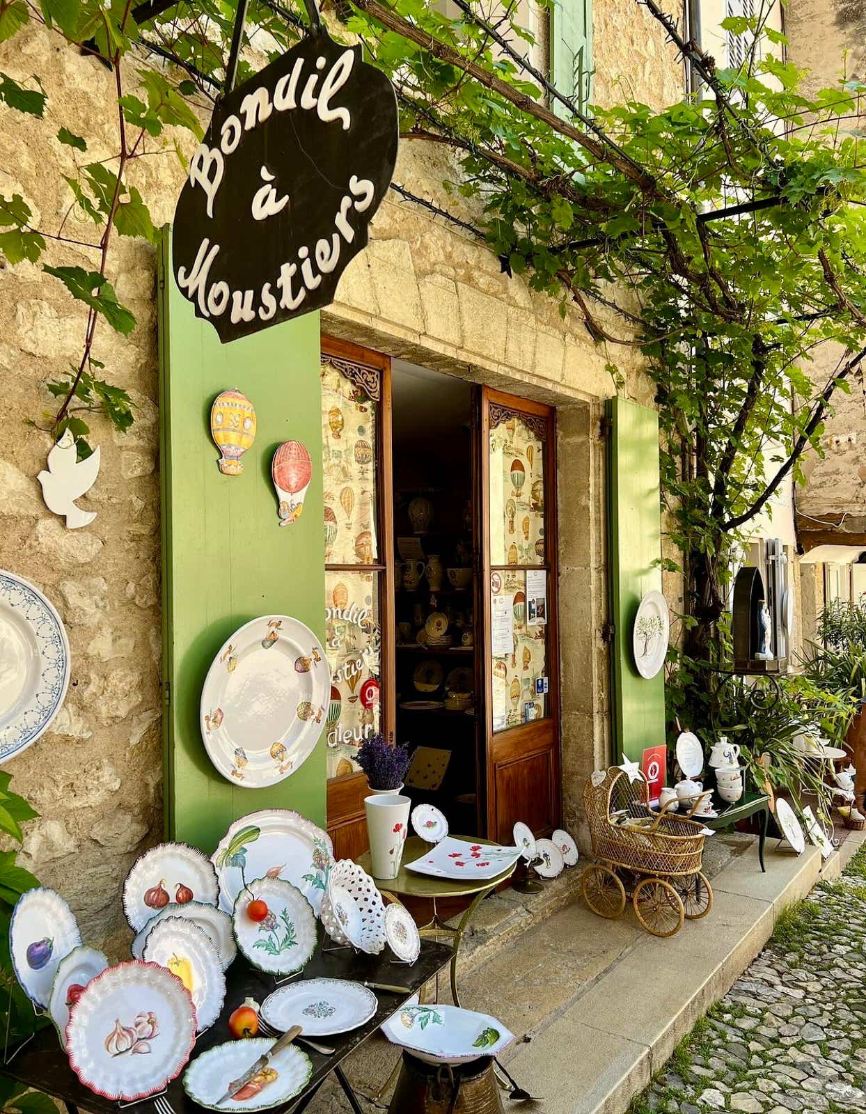 Moustiers est aussi renommé pour sa faïence fine, un artisanat d’art qui fit sa réputation dès le XVIIe siècle. Aujourd’hui encore, plusieurs ateliers perpétuent cette tradition, et on peut visiter des musées ou échoppes où l’on admire ce savoir-faire unique. 