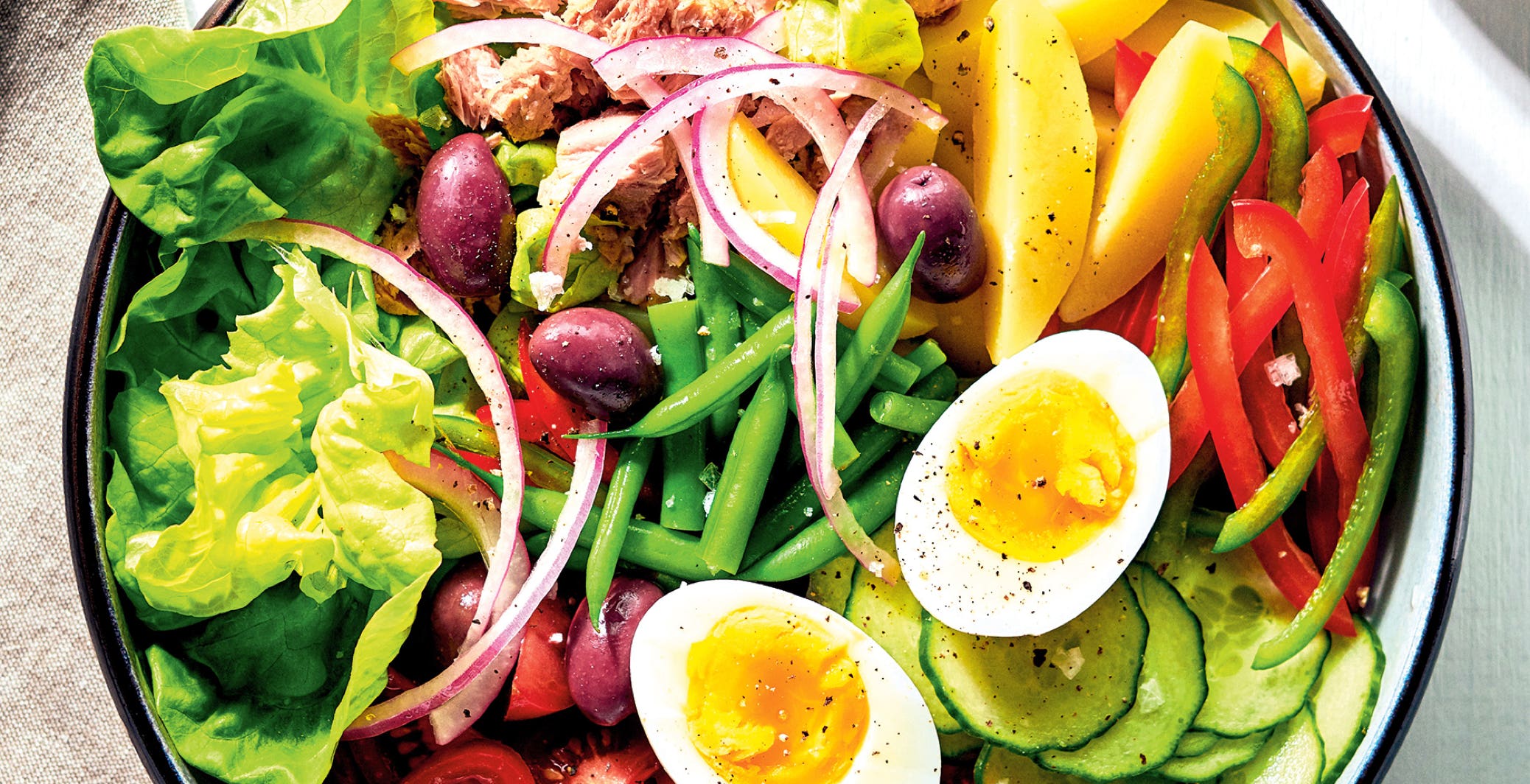 La salade niçoise est un plat typique de la cuisine provençale, originaire de Nice, dans le sud-est de la France. C’est une salade fraîche et colorée, souvent servie en entrée, parfaite pour les chaudes journées d’été. 