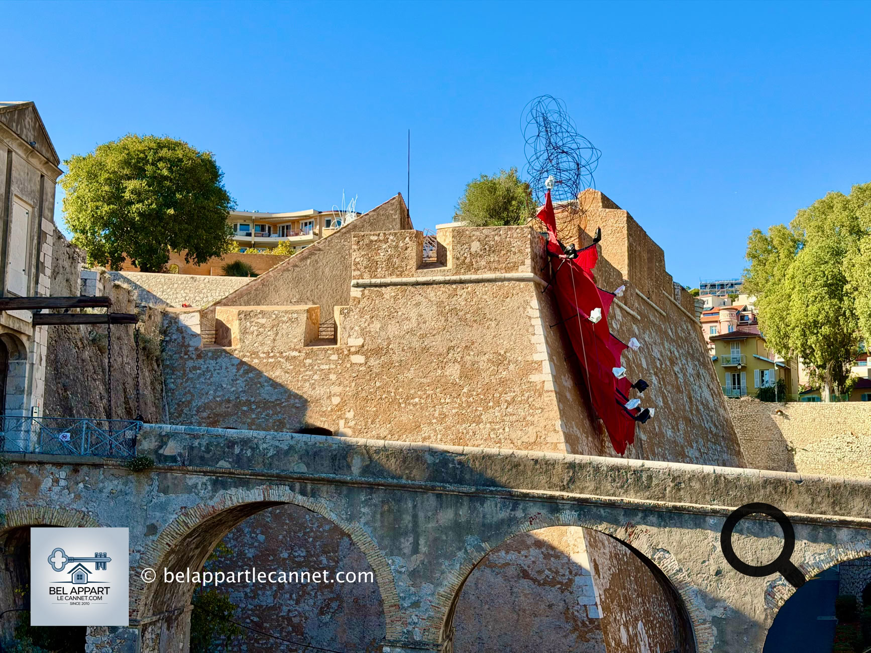 Dominant l'entrée de la magnifique rade de Villefranche-sur-Mer, la Citadelle Saint-Elme est l'un des monuments historiques les plus impressionnants de la ville.
