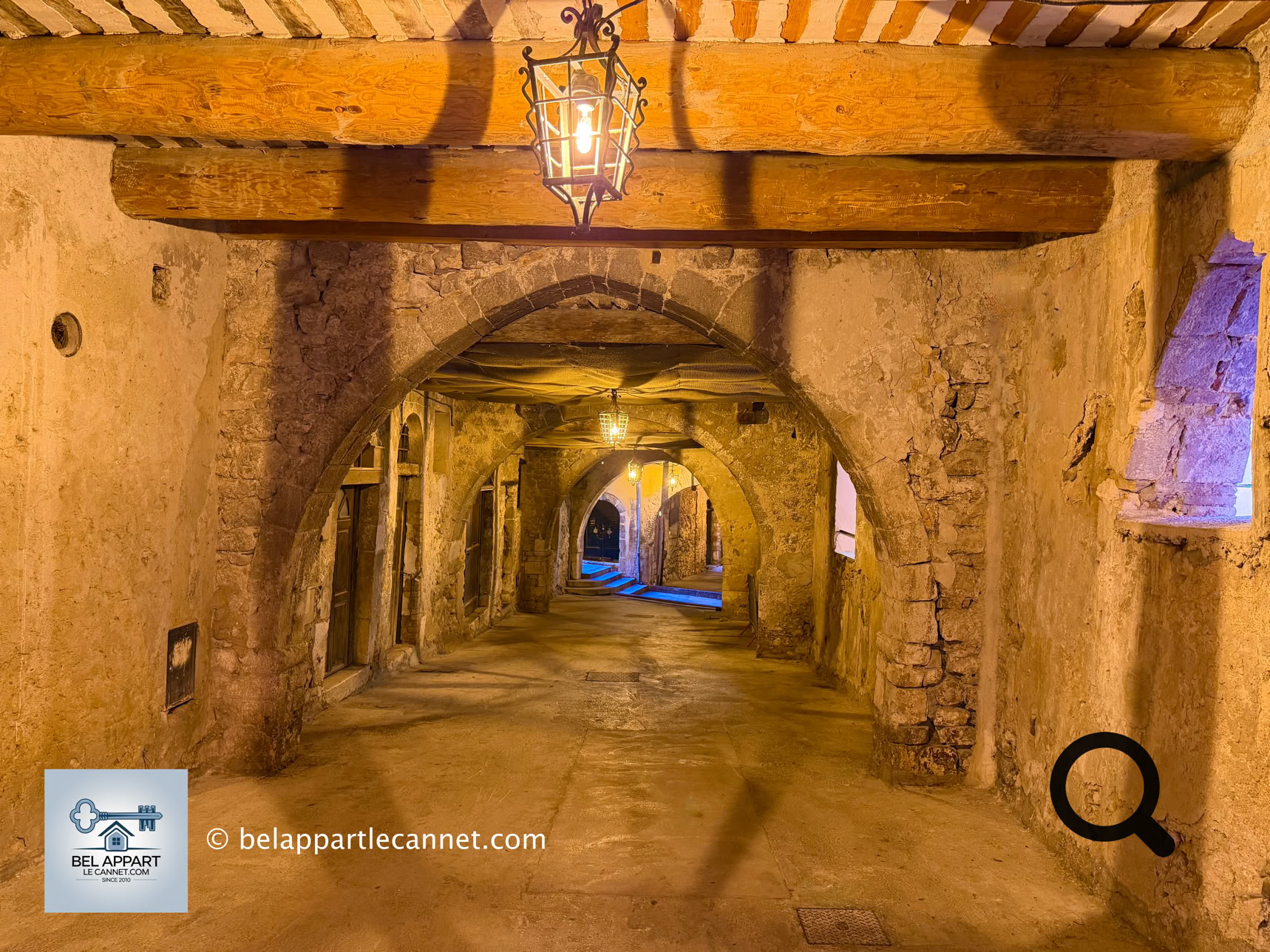 C'est certainement l'une des curiosités les plus étonnantes du vieux Villefranche-sur-Mer. Longue d'environ 130 mètres, la Rue Obscure est un ancien passage médiéval qui longeait les premiers remparts de la cité.