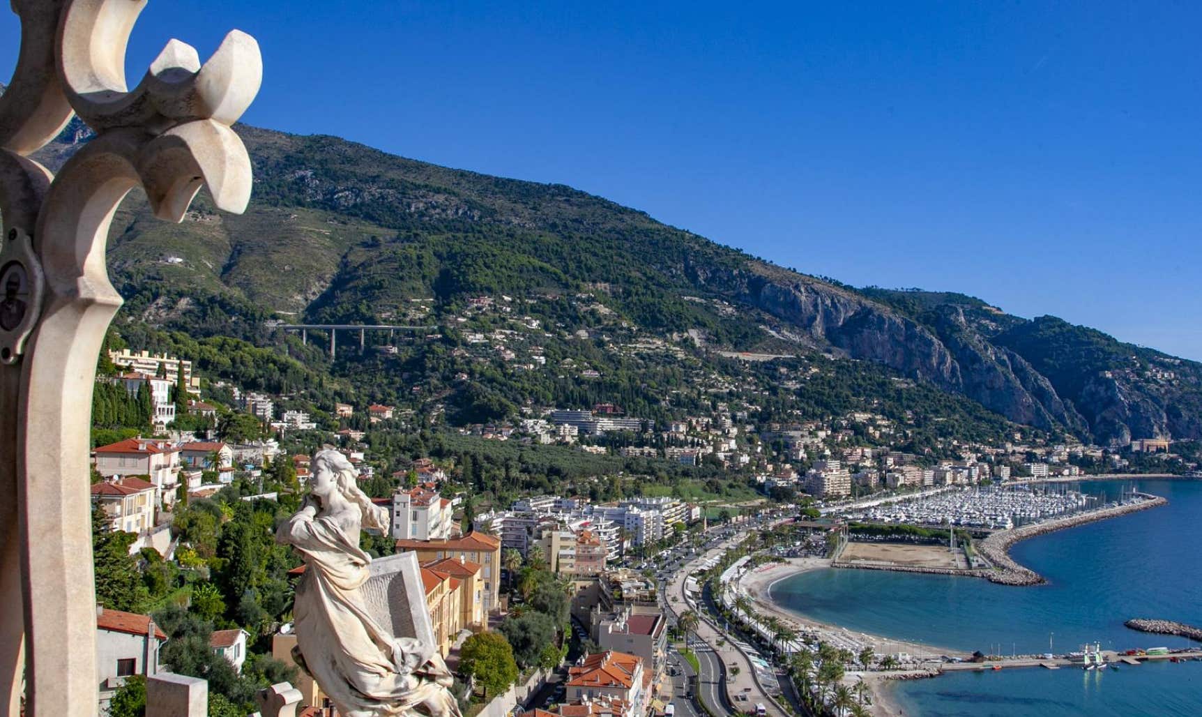 L’histoire est également au rendez-vous à Menton, avec des lieux comme le musée Jean Cocteau, dédié à l’œuvre de cet artiste majeur, et le cimetière du Vieux Château, qui offre une vue panoramique spectaculaire sur la mer et la ville.