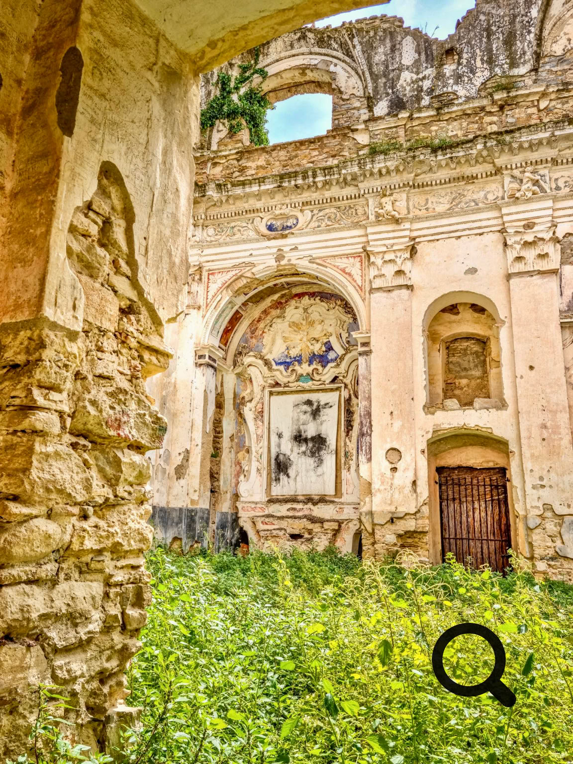 L'un des lieux les plus impressionnants reste l'ancienne église du village, partiellement détruite par le séisme, dont les ruines donnent au site une ambiance très particulière.