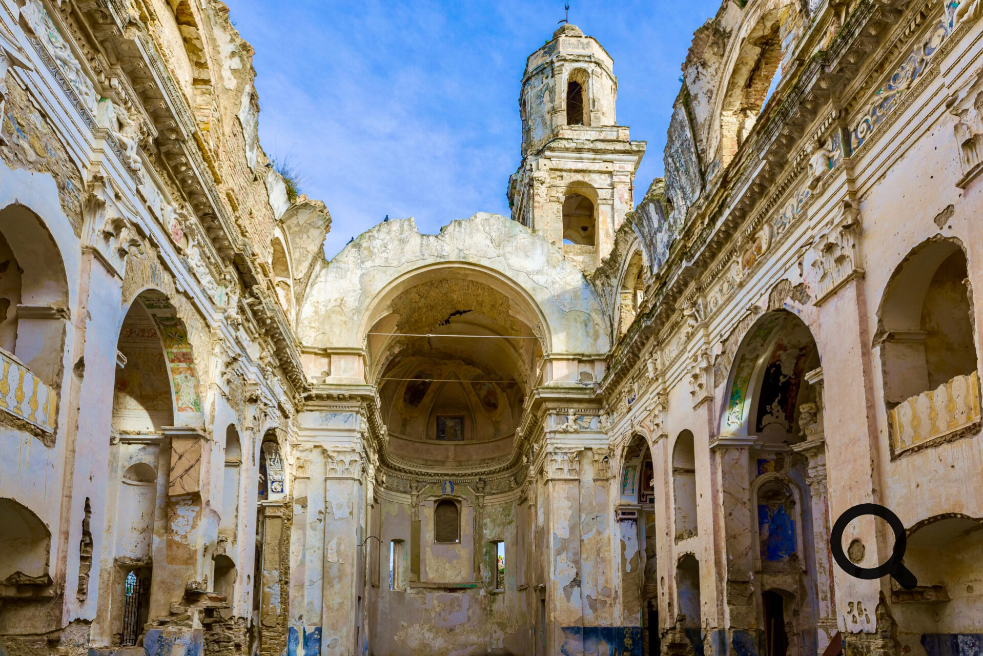 L'un des lieux les plus impressionnants reste l'ancienne église du village, partiellement détruite par le séisme, dont les ruines donnent au site une ambiance très particulière.