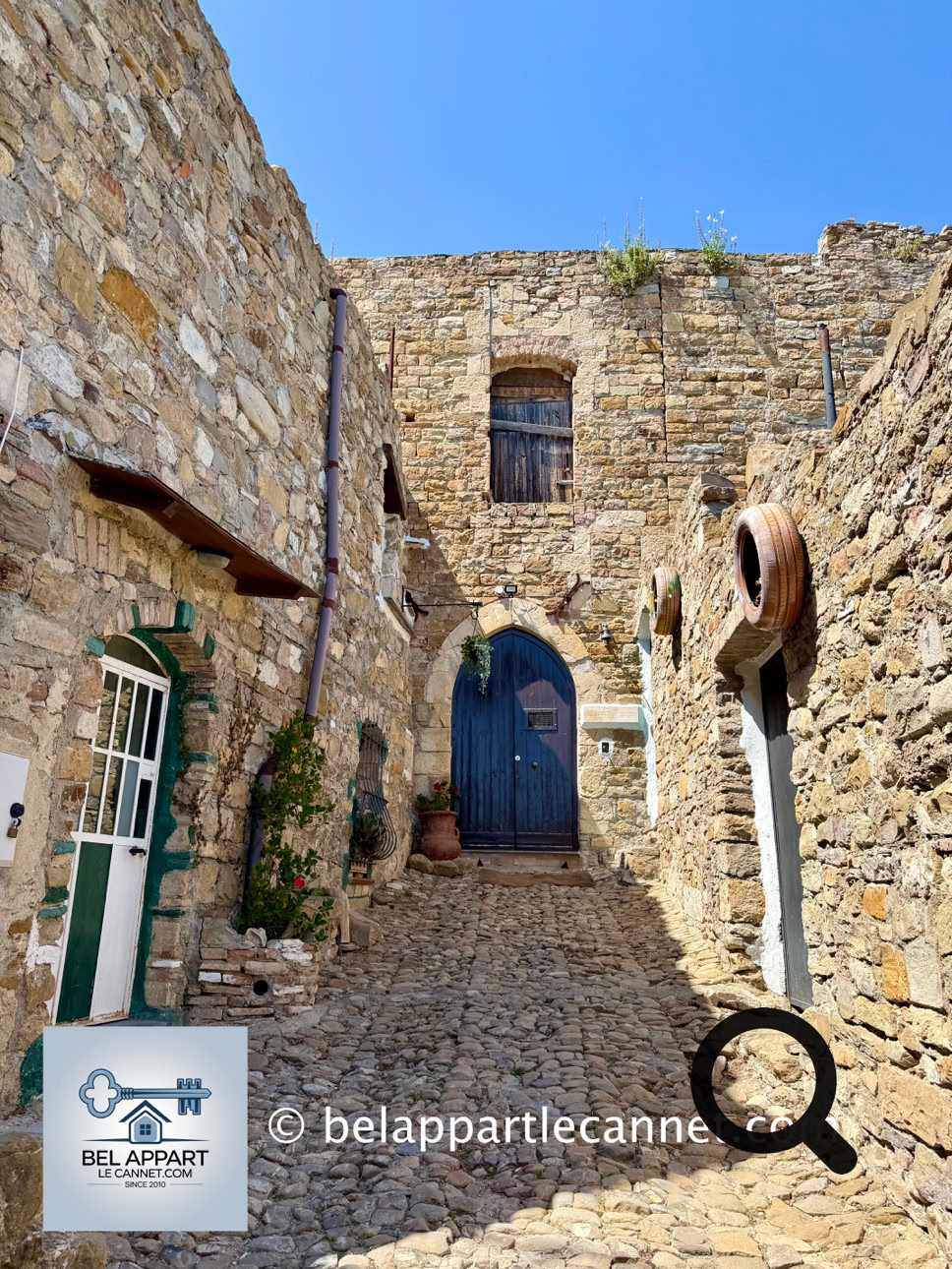 In Bussana Vecchia, visitors can discover ruined houses overtaken by vegetation, artists' studios, galleries, sculptures, bohemian cafés, and charming little alleyways.