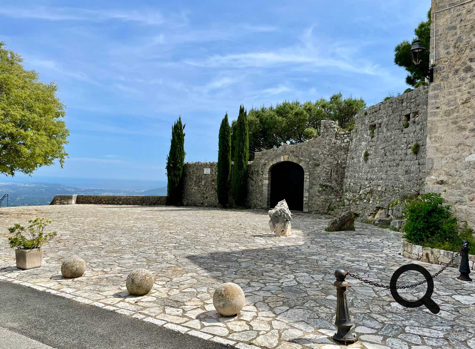 Perché à 550 mètres d’altitude, Cabris est un charmant village provençal situé dans les Alpes-Maritimes, à proximité de Grasse, la capitale mondiale du parfum. Entouré de collines boisées et offrant une vue panoramique exceptionnelle jusqu’à la mer, Cabris séduit immédiatement par son authenticité et son atmosphère paisible.