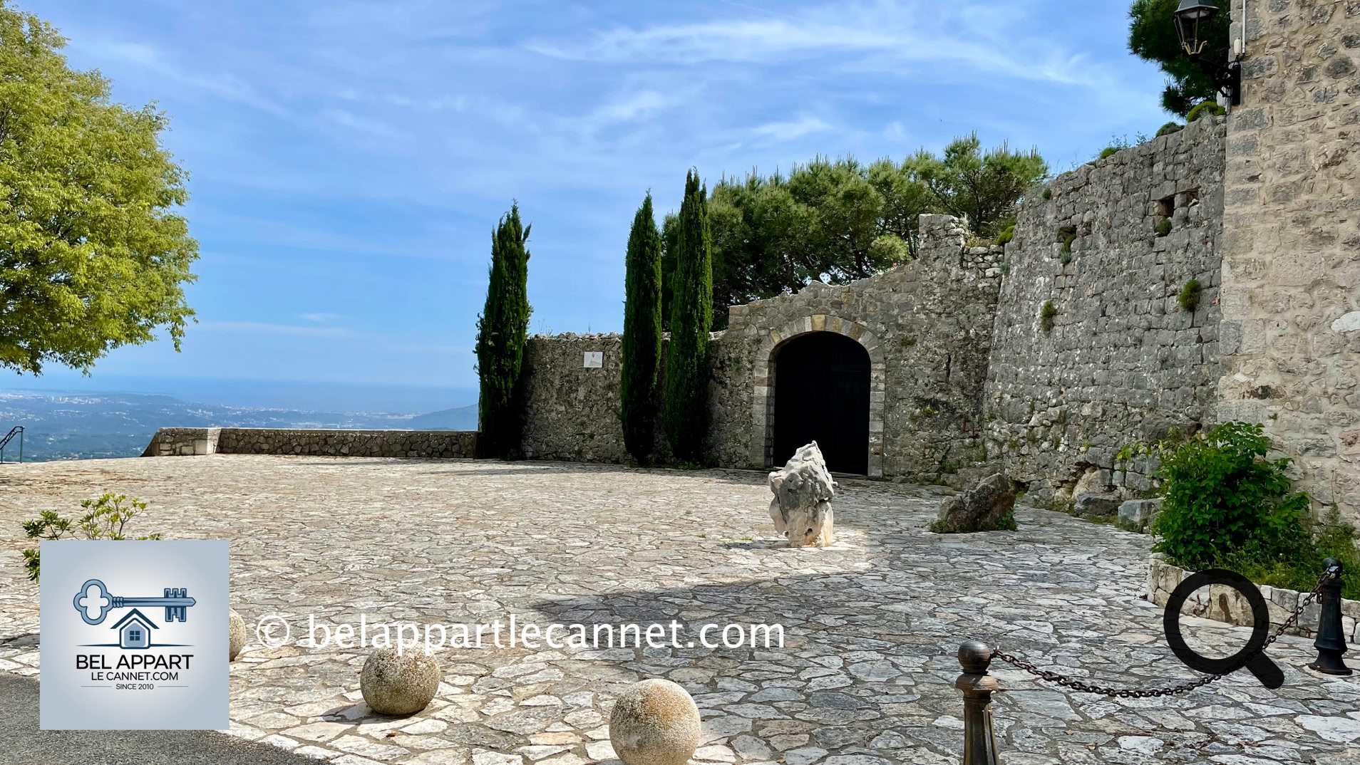 Perched at 550 meters above sea level, Cabris is a charming Provençal village located in the Alpes-Maritimes, near Grasse—the world’s perfume capital. Surrounded by wooded hills and offering breathtaking panoramic views all the way to the sea, Cabris immediately captivates with its authenticity and peaceful atmosphere.