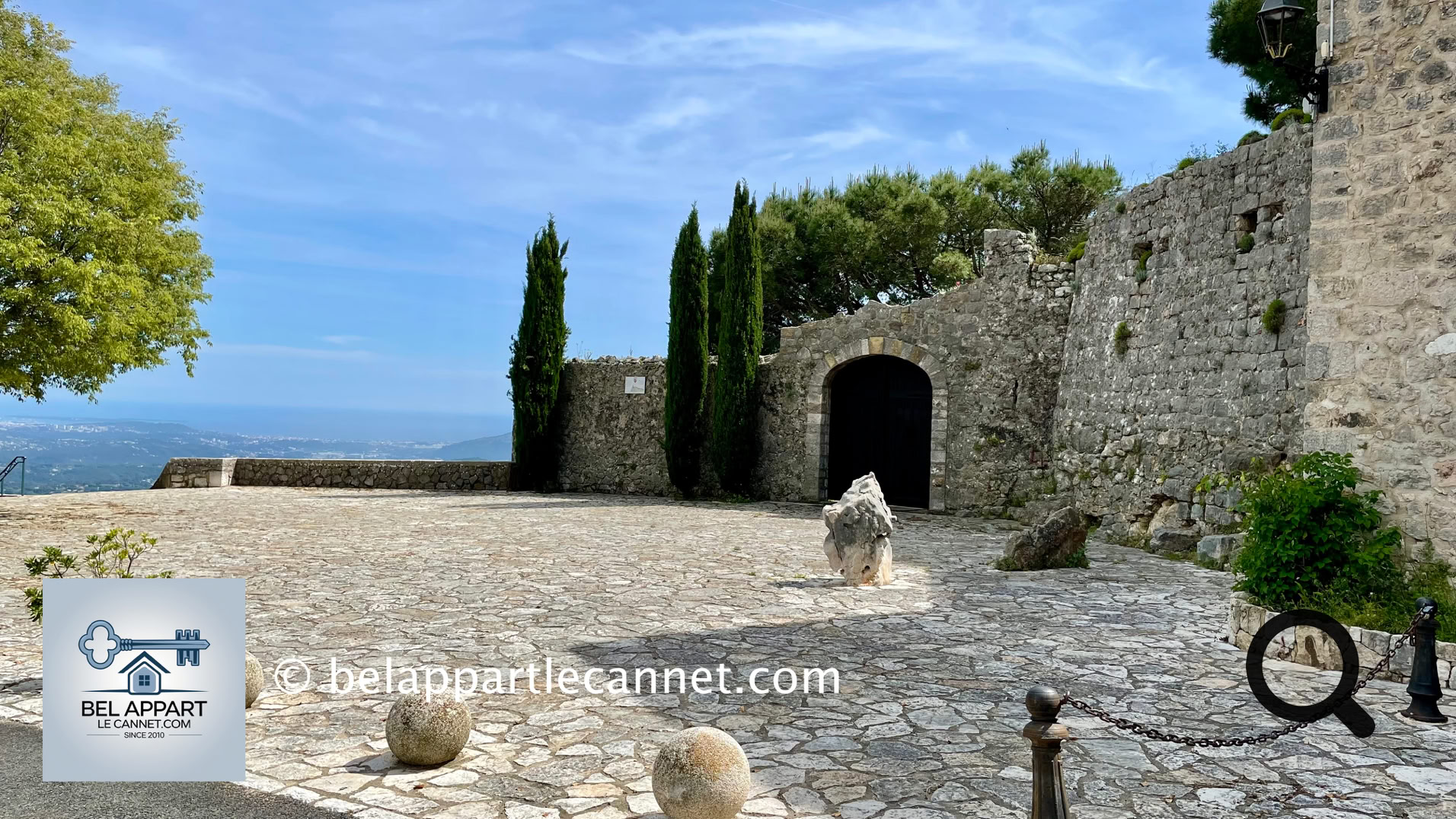 Perché à 550 mètres d’altitude, Cabris est un charmant village provençal situé dans les Alpes-Maritimes, à proximité de Grasse, la capitale mondiale du parfum. Entouré de collines boisées et offrant une vue panoramique exceptionnelle jusqu’à la mer, Cabris séduit immédiatement par son authenticité et son atmosphère paisible.