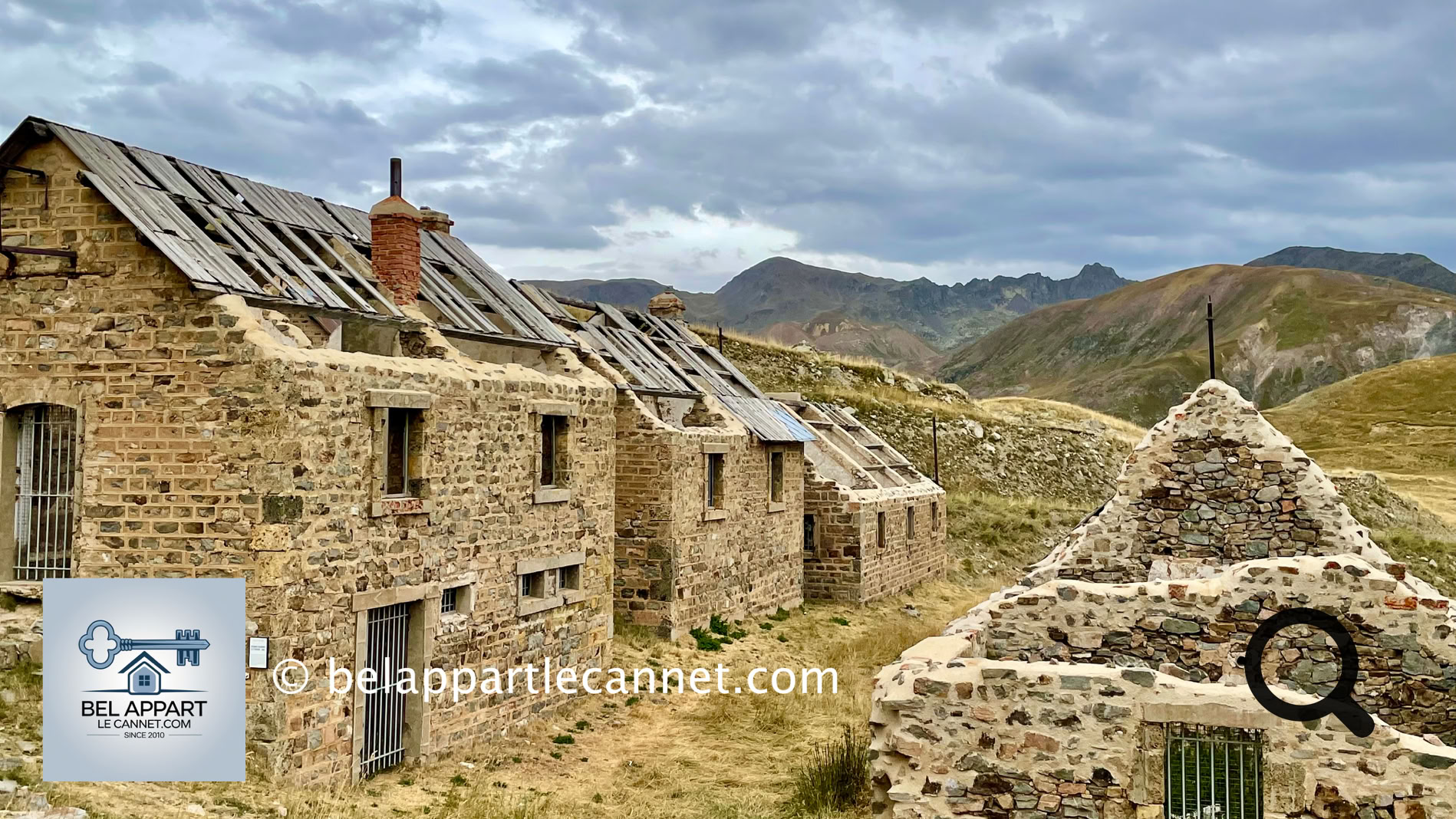 Perché à environ 2 280 mètres d’altitude sur la route du col de la Bonette, ce vaste camp militaire abandonné semble aujourd'hui figé hors du temps au milieu des paysages grandioses du Mercantour.