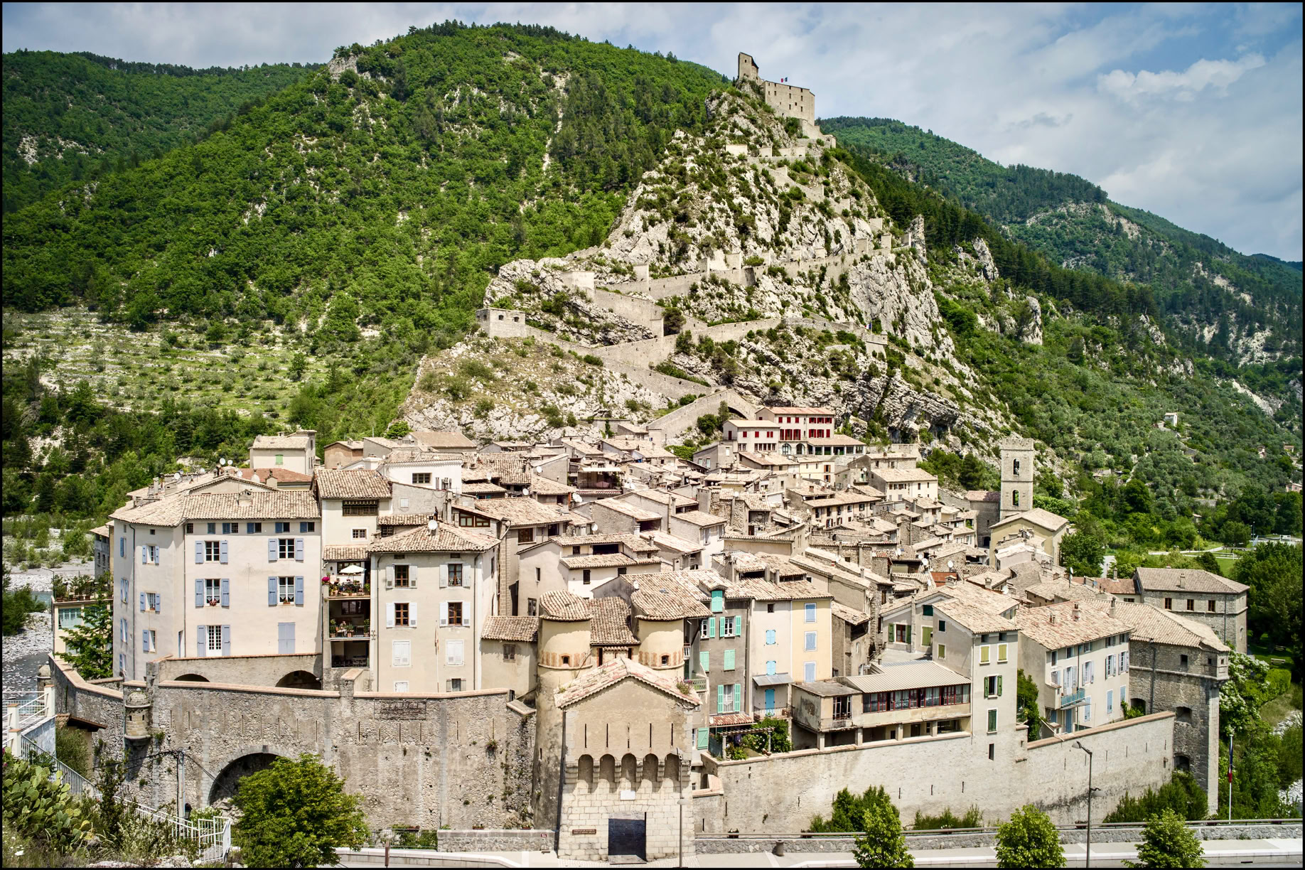 However, what truly makes Entrevaux famous is its citadel, which dominates the village from the top of its rocky outcrop. Successively fortified by Richelieu and later by Vauban during the reign of Louis XIV, it once served as a strategic stronghold protecting the frontier of the Kingdom of France against the County of Savoy.